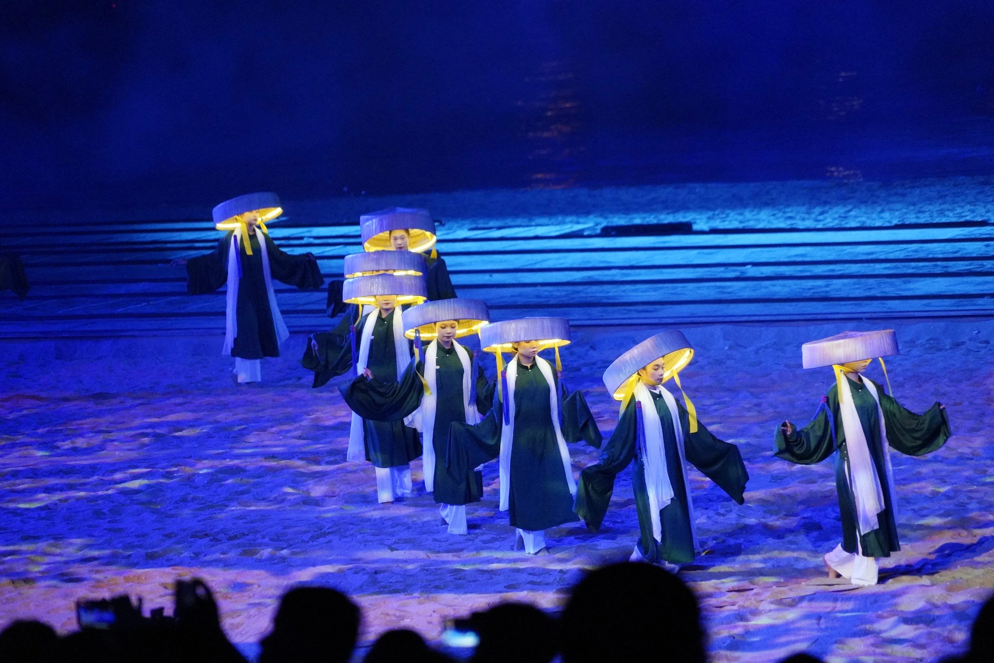 man-nhan-voi-man-trinh-dien-anh-sang-tai-carnaval-ha-long-2024-8.jpg