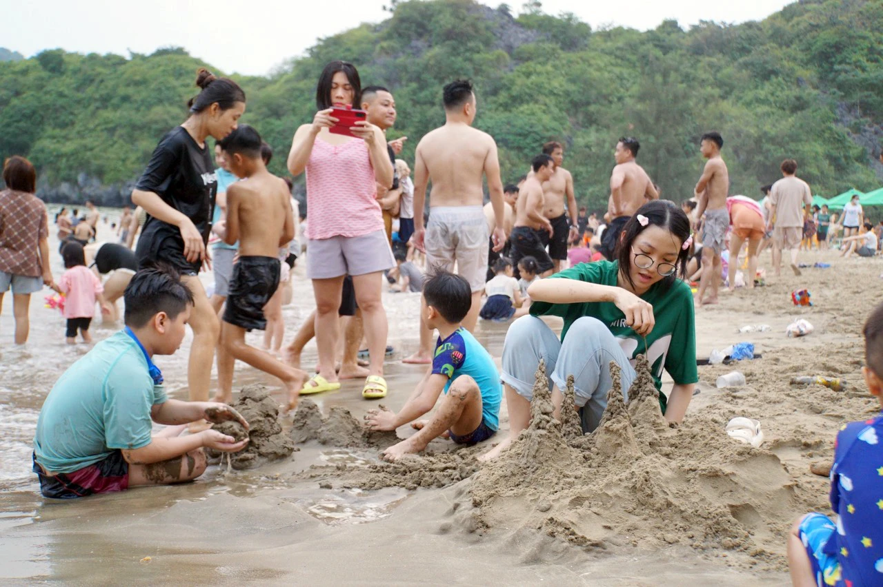 cac-bai-bien-hai-phong-quang-ninh-dong-nghet-khach-7.jpg