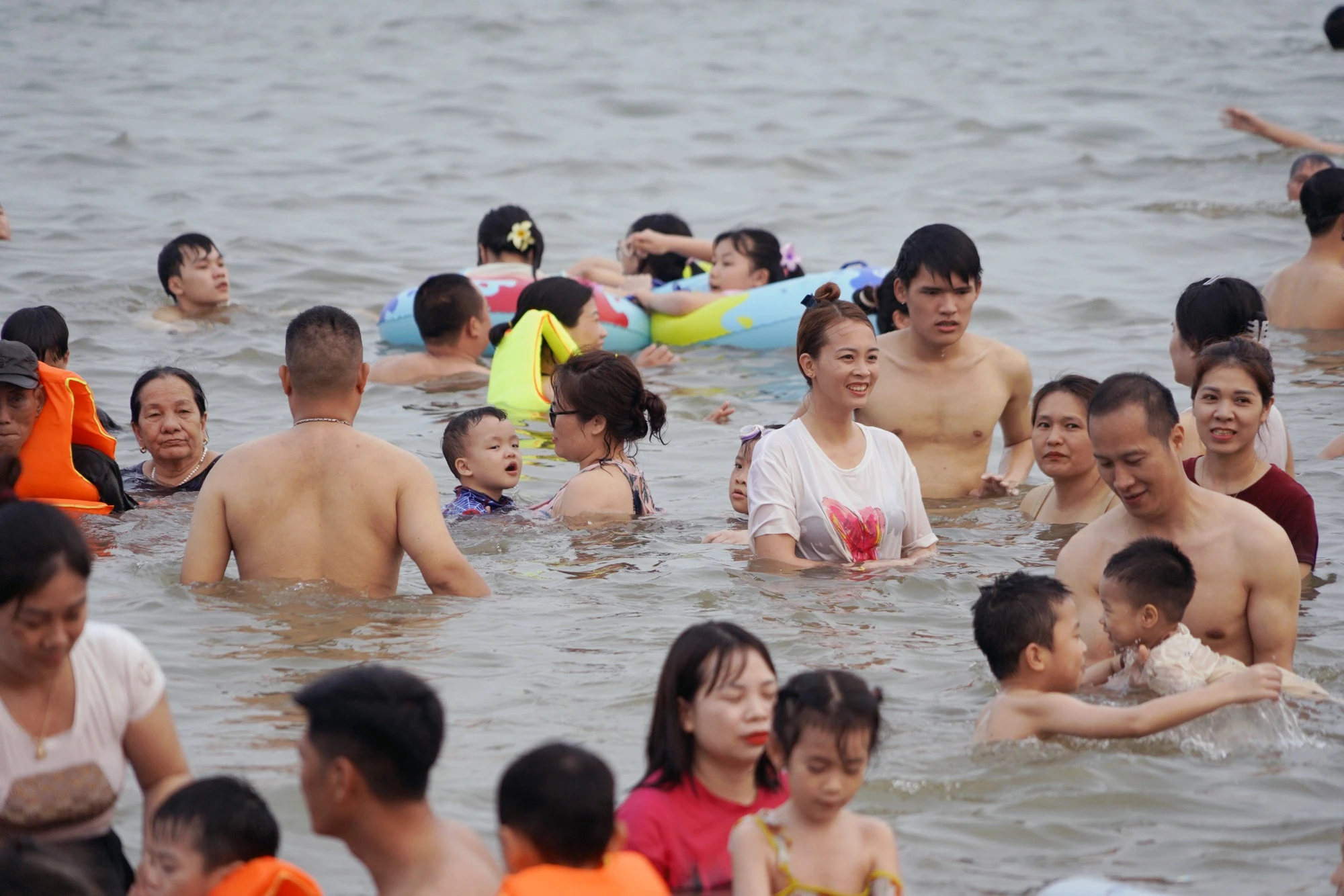 cac-bai-bien-hai-phong-quang-ninh-dong-nghet-khach-8.jpg