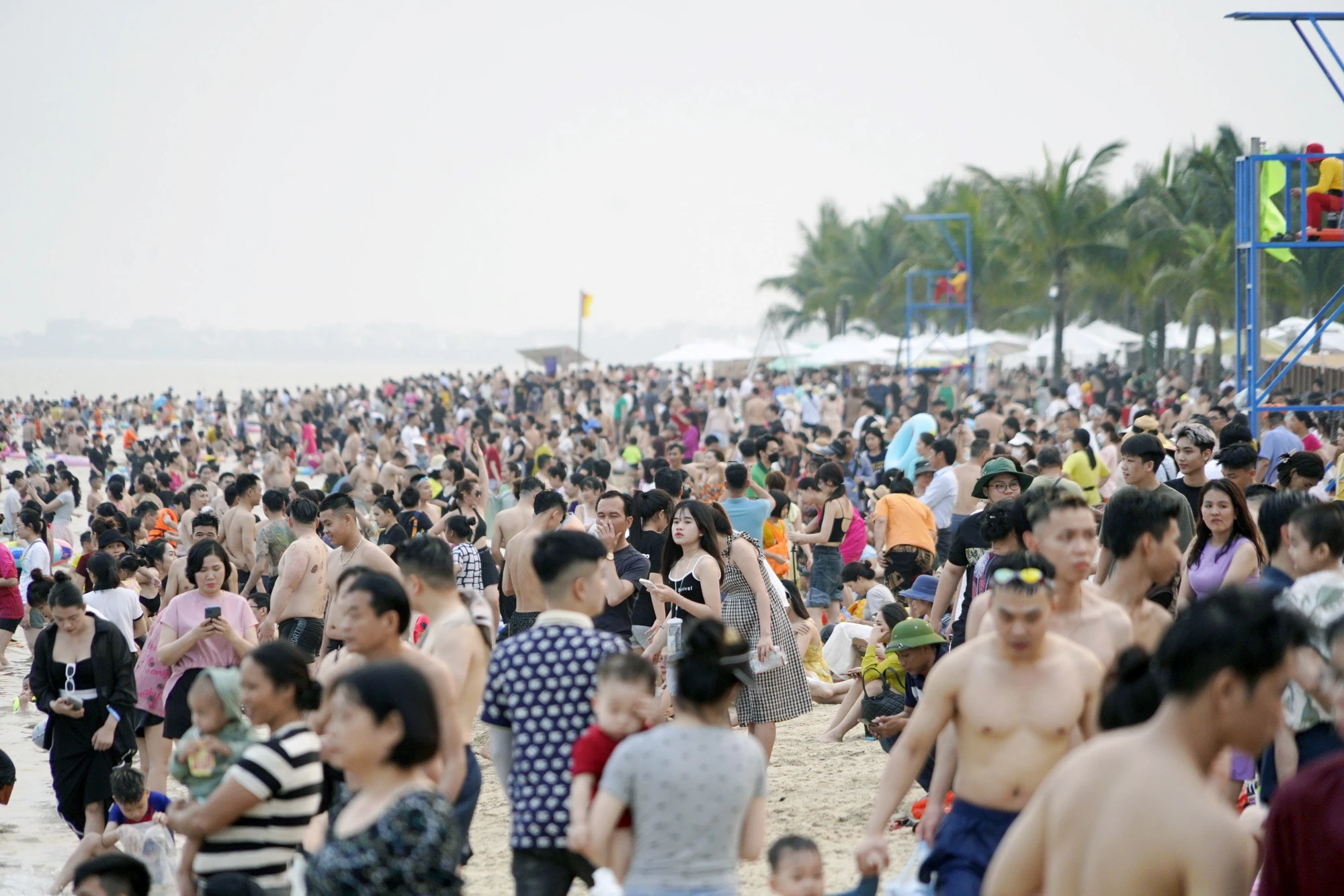 cac-bai-bien-hai-phong-quang-ninh-dong-nghet-khach-9.jpg