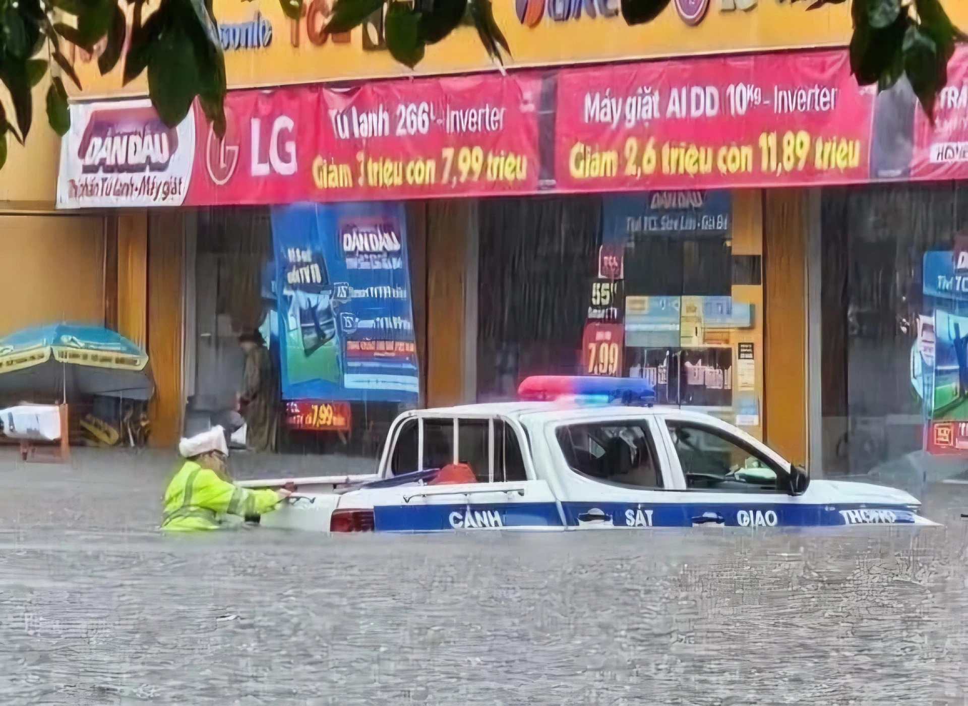 mua-lon-ket-hop-trieu-cuong-nhieu-noi-o-hai-phong-quang-ninh-pho-hoa-thanh-song-10.jpeg