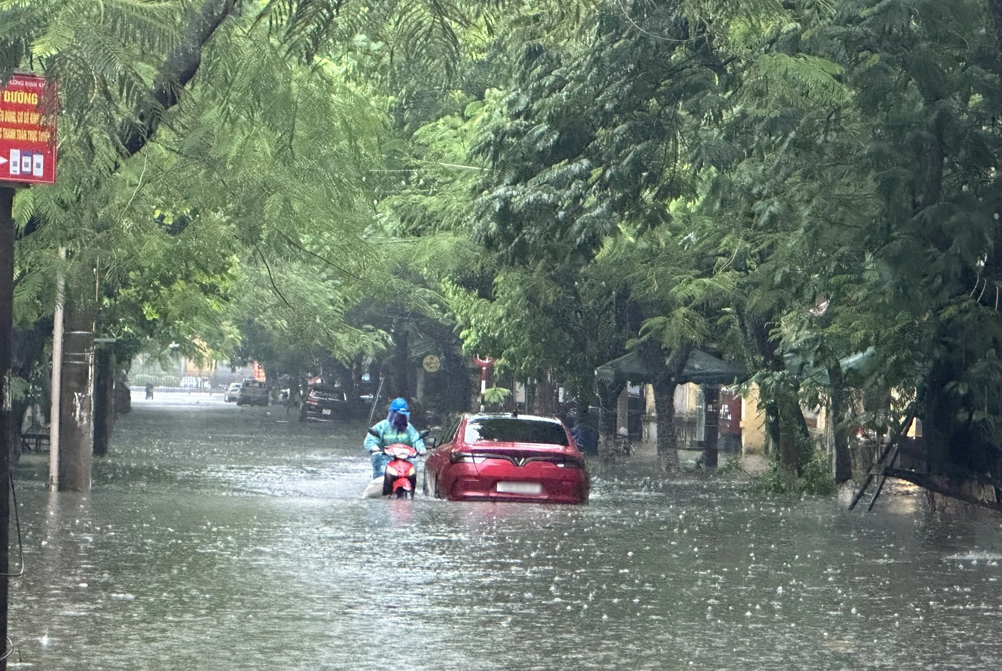'Phố hoá thành sông', một xe ô tô chết máy trên đường Minh Khai. Ảnh: Ngọc Sơn