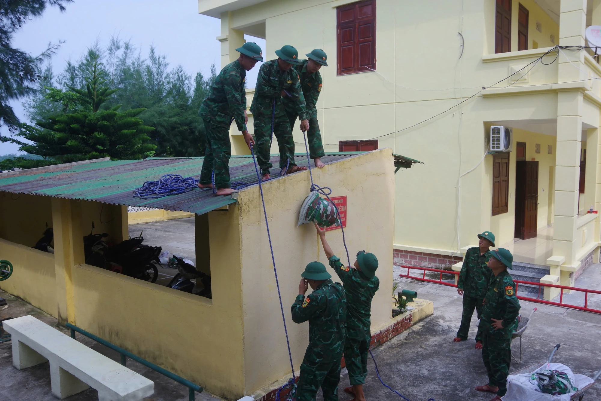 Chằng, chống cơ sở hạ tầng tại các đơn vị trên huyện đảo Bạch Long Vĩ trước cơn bão số 3. Ảnh: SƠN HÀ