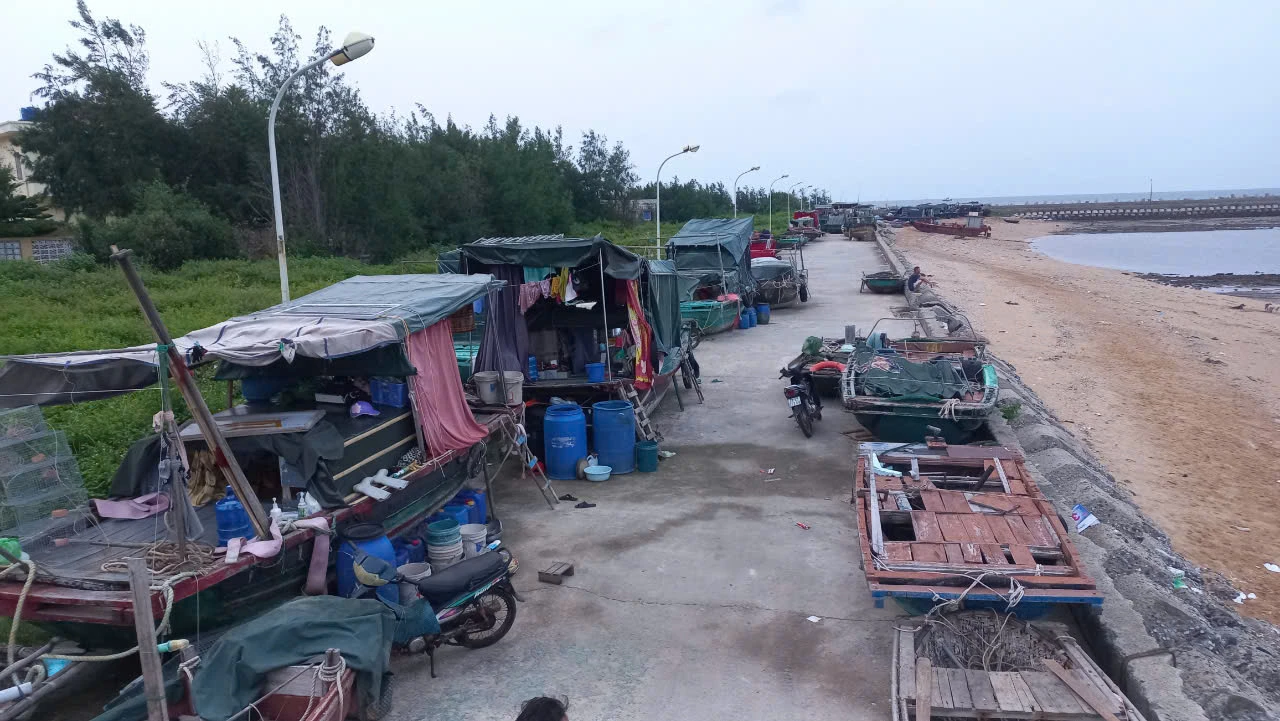 Các tàu, thuyền nhỏ tại huyện đảo Bạch Long Vĩ đều đã được kéo lên bờ. Ảnh: SƠN HÀ