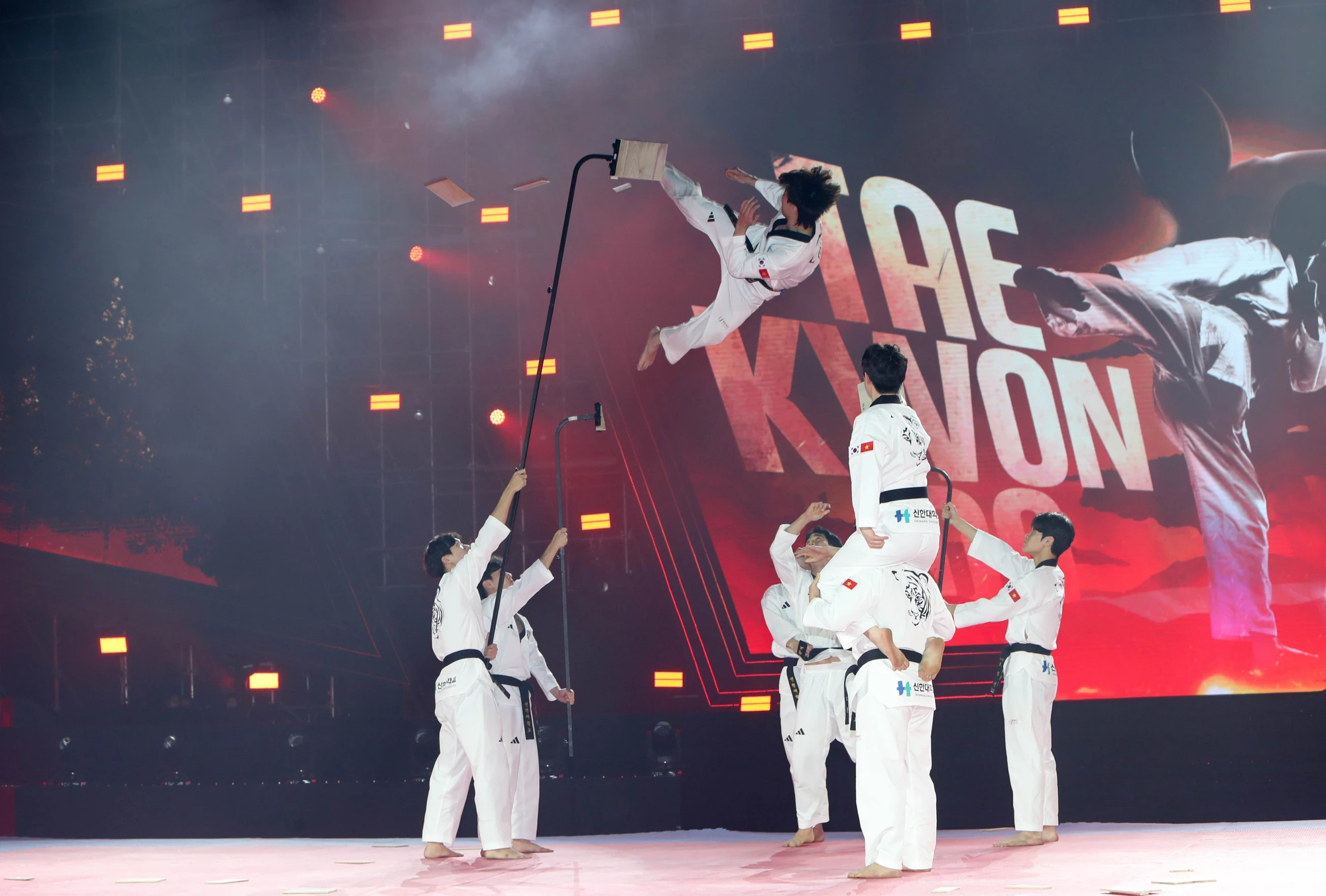 man-nhan-man-trinh-dien-tai-le-khai-mac-giai-taekwondo-canh-sat-chau-a-mo-rong-nam-2024-11.jpg