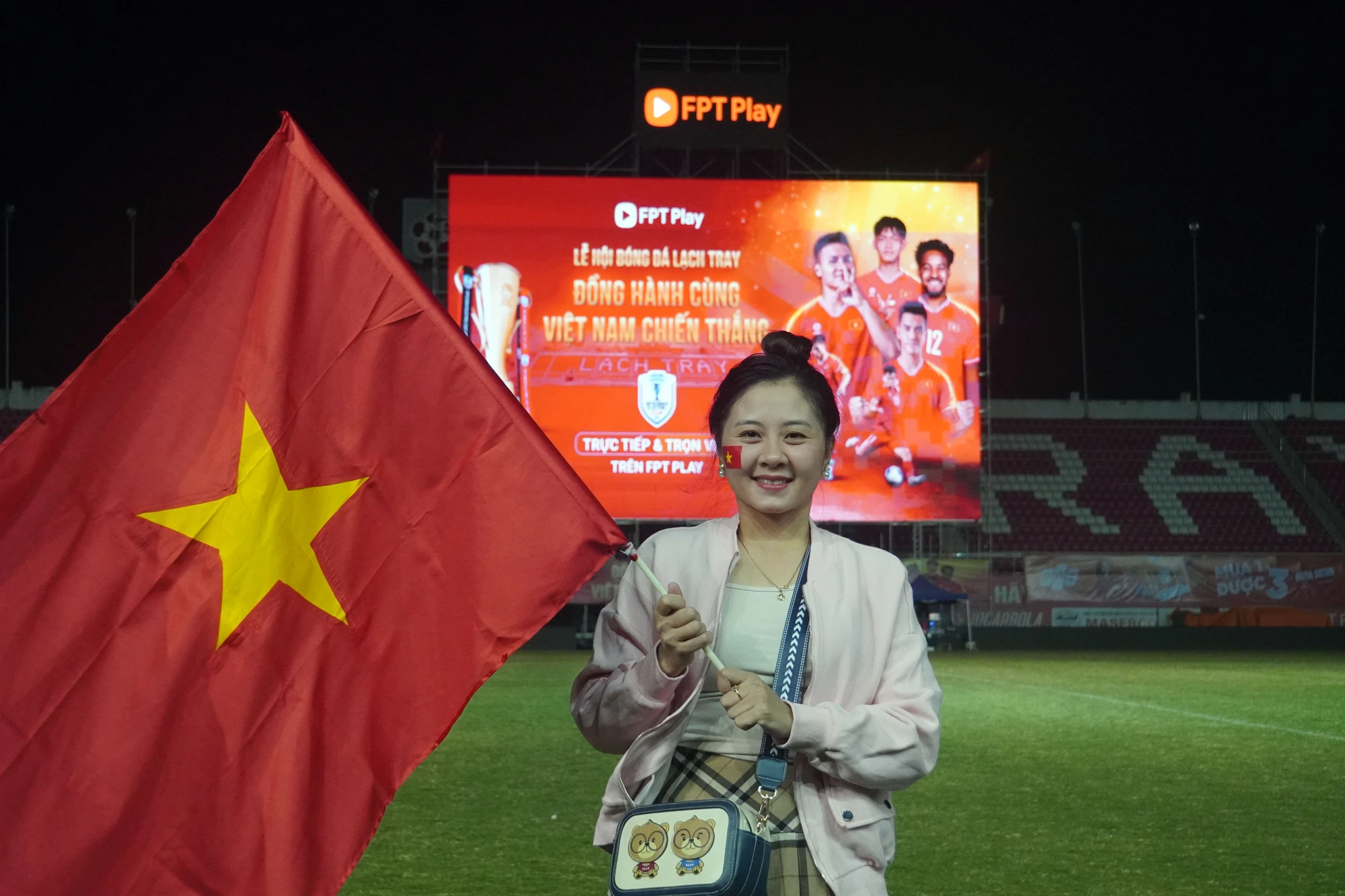 san-van-dong-lach-tray-hoa-chao-lua-truoc-tran-chung-ket-viet-nam-thai-lan-6.JPG