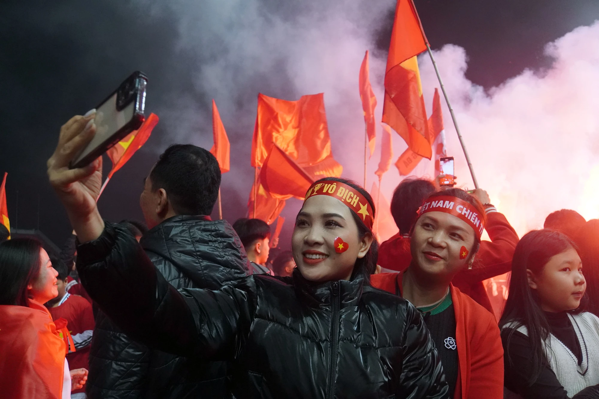 san-van-dong-lach-tray-hoa-chao-lua-truoc-tran-chung-ket-viet-nam-thai-lan-7.JPG