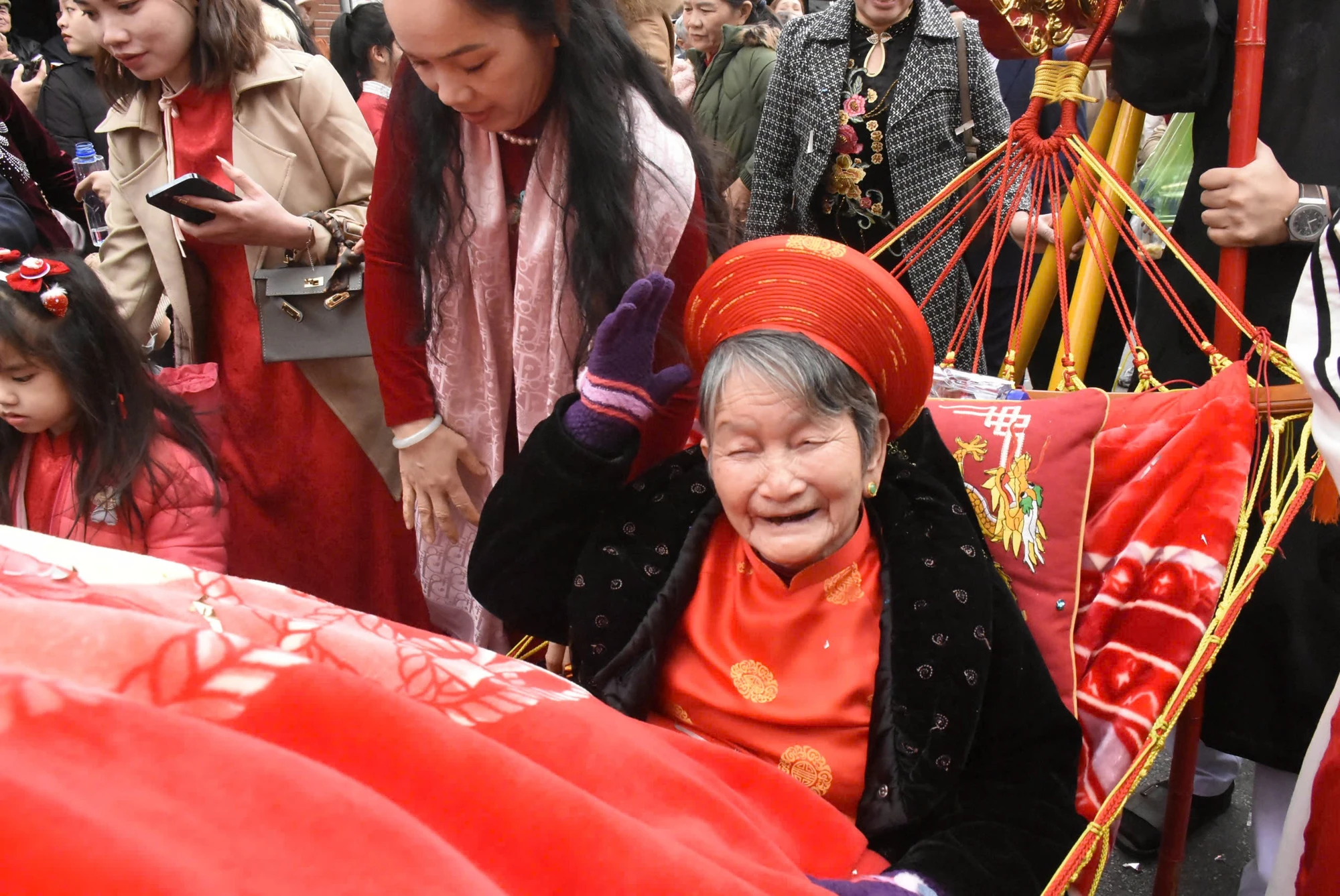 ve-quang-ninh-xem-cac-cu-cao-tuoi-duoc-ruoc-bang-kieu-len-mieu-3.jpg