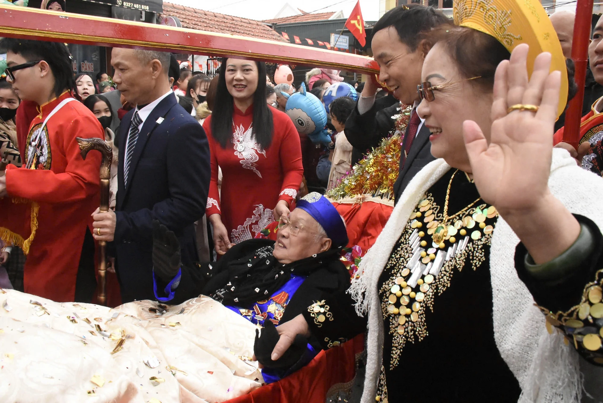 ve-quang-ninh-xem-cac-cu-cao-tuoi-duoc-ruoc-bang-kieu-len-mieu-4.jpg