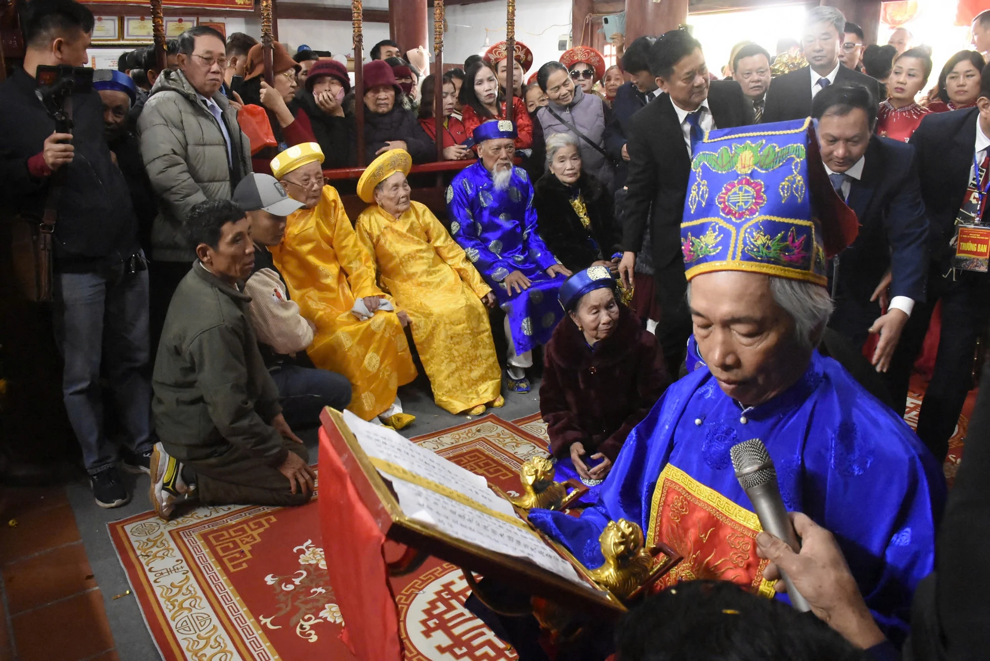 ve-quang-ninh-xem-cac-cu-cao-tuoi-duoc-ruoc-bang-kieu-len-mieu-8.jpg