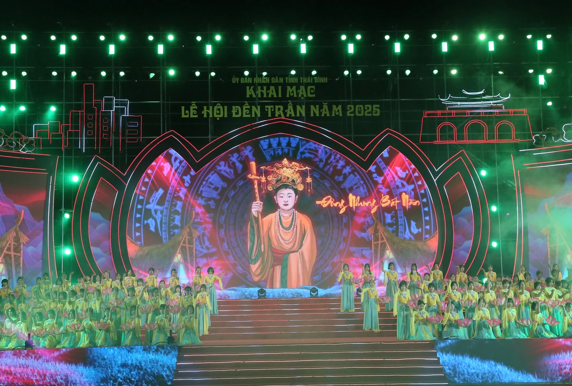 e-hoi-den-tran-thai-binh-2025-man-su-thi-hoanh-trang-tai-hien-nhung-dau-an-vang-son-vuong-trieu-nha-tran-9.jpg