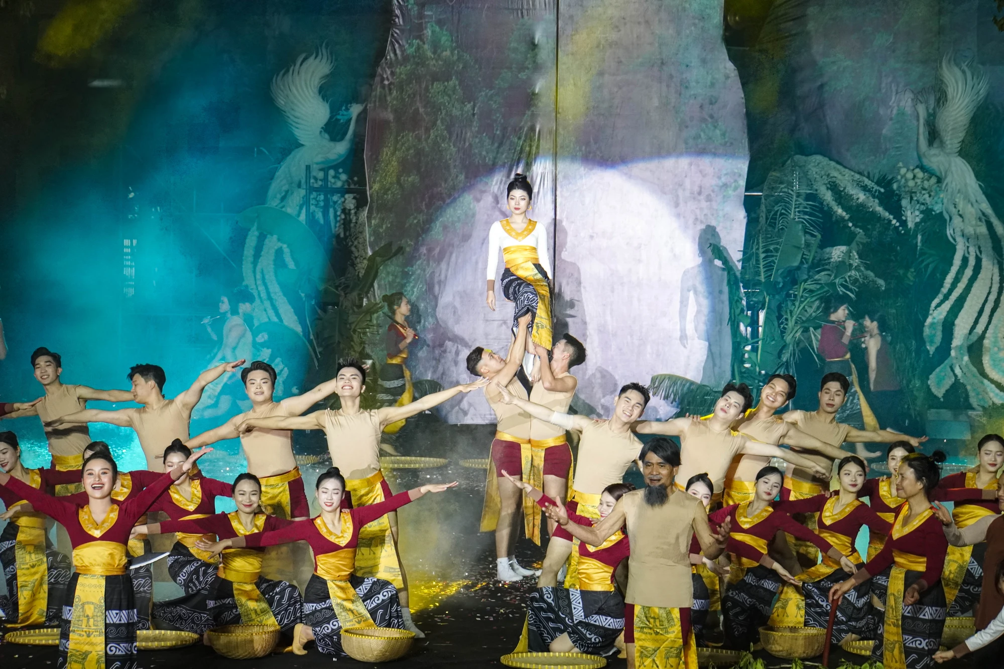hao-hung-chuong-trinh-khai-mac-le-hoi-truyen-thong-nu-tuong-le-chan-10.jpg