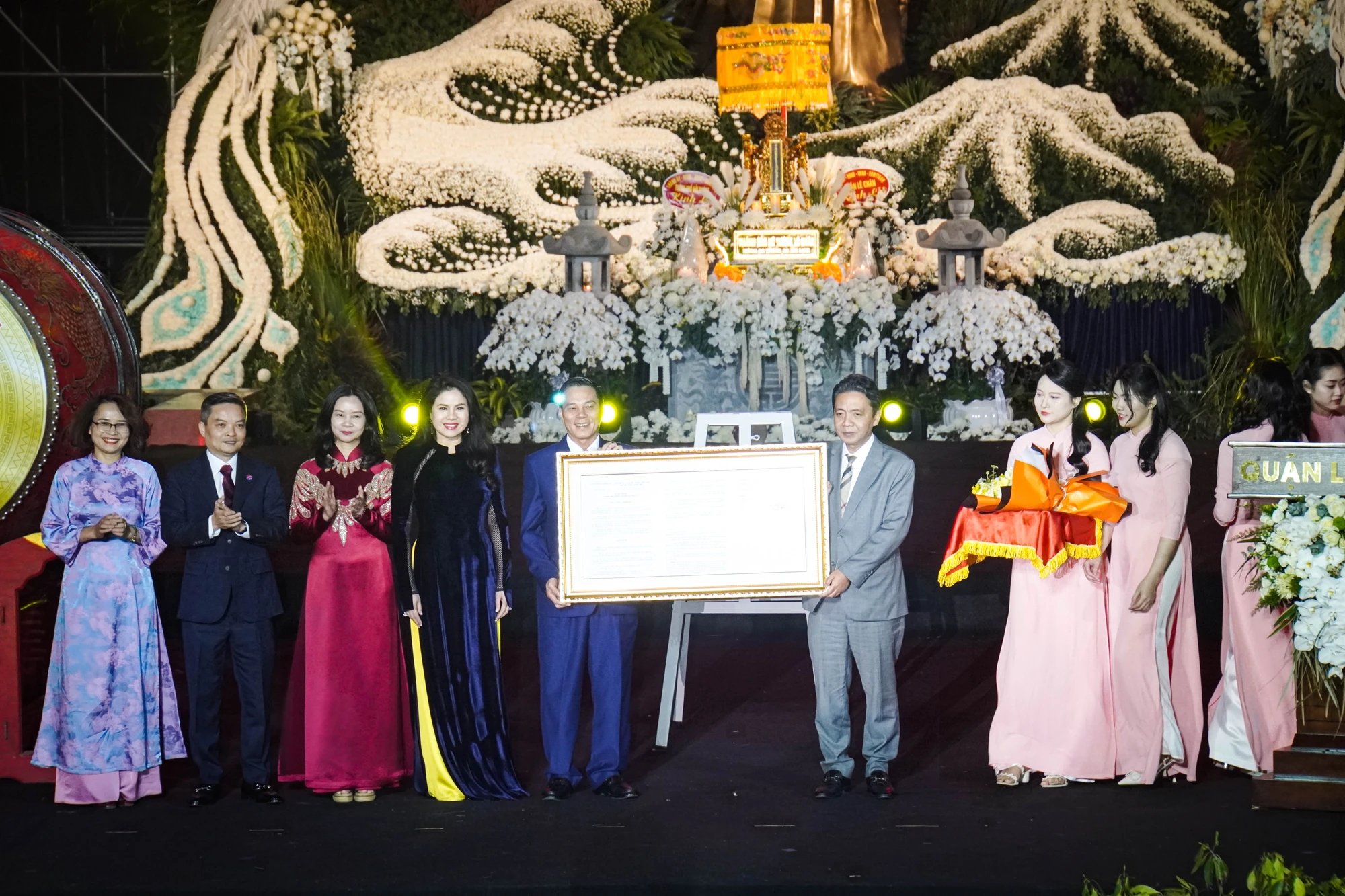 hao-hung-chuong-trinh-khai-mac-le-hoi-truyen-thong-nu-tuong-le-chan-2.jpg