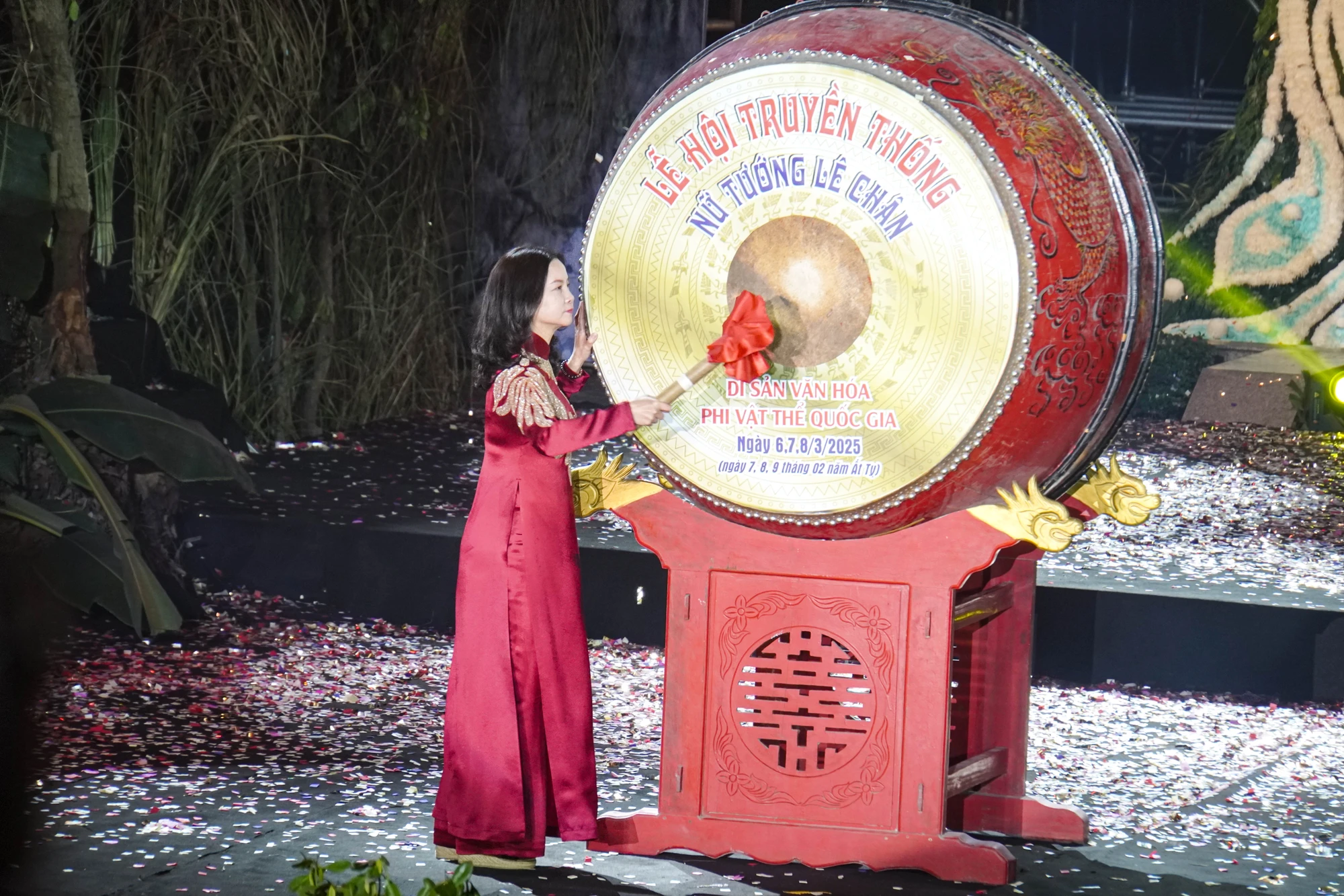 hao-hung-chuong-trinh-khai-mac-le-hoi-truyen-thong-nu-tuong-le-chan-4.jpg