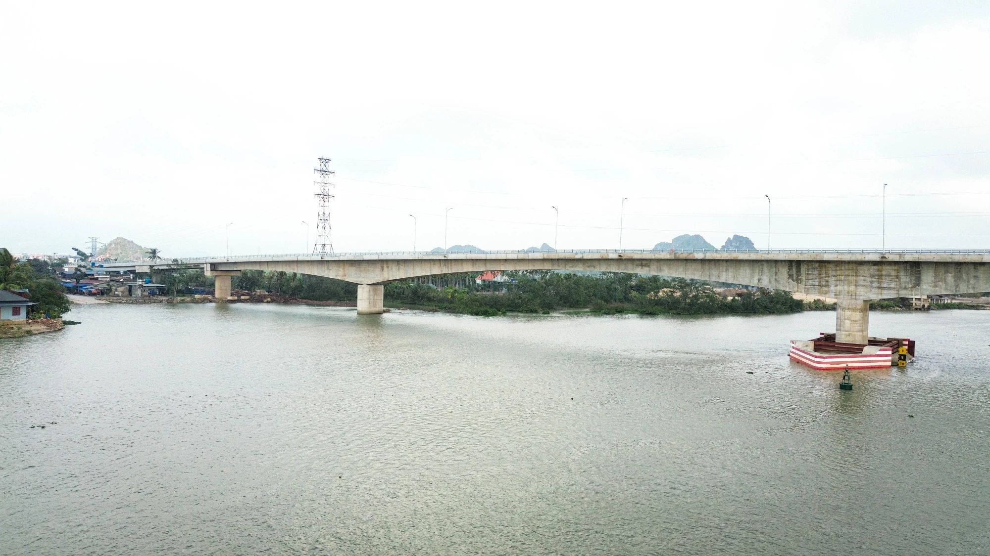 hinh-hai-cau-lai-xuan-noi-hai-phong-quang-ninh-da-hoan-thien-nhung-chua-the-dua-vao-su-dung-4.jpg