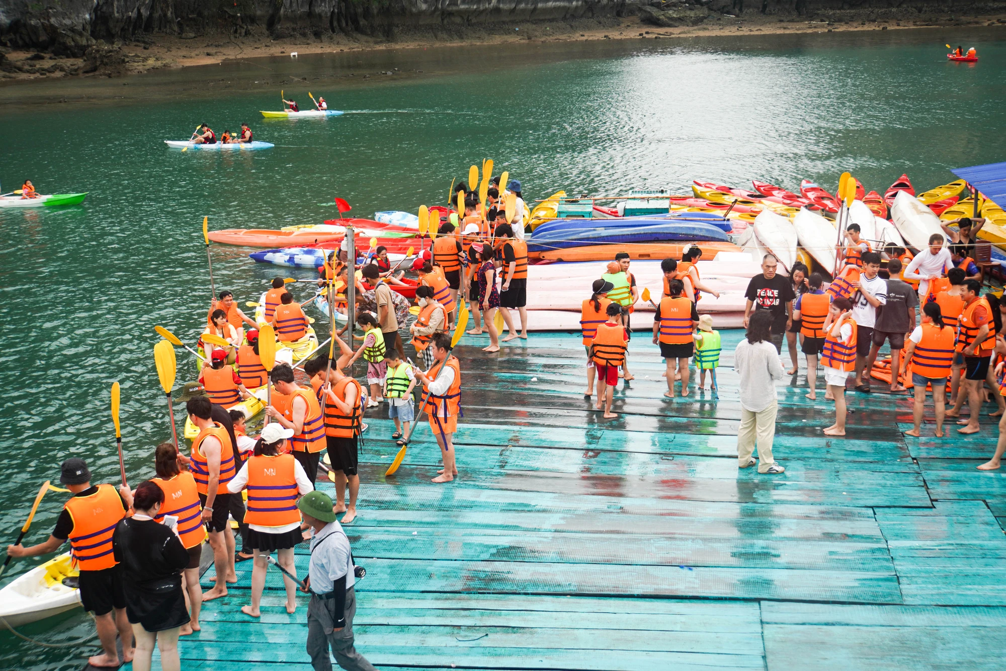 dao-cat-ba-dong-nuom-nuop-2-ngay-dau-ky-nghi-le-nhieu-du-khach-khong-tim-duoc-phong-4.JPG