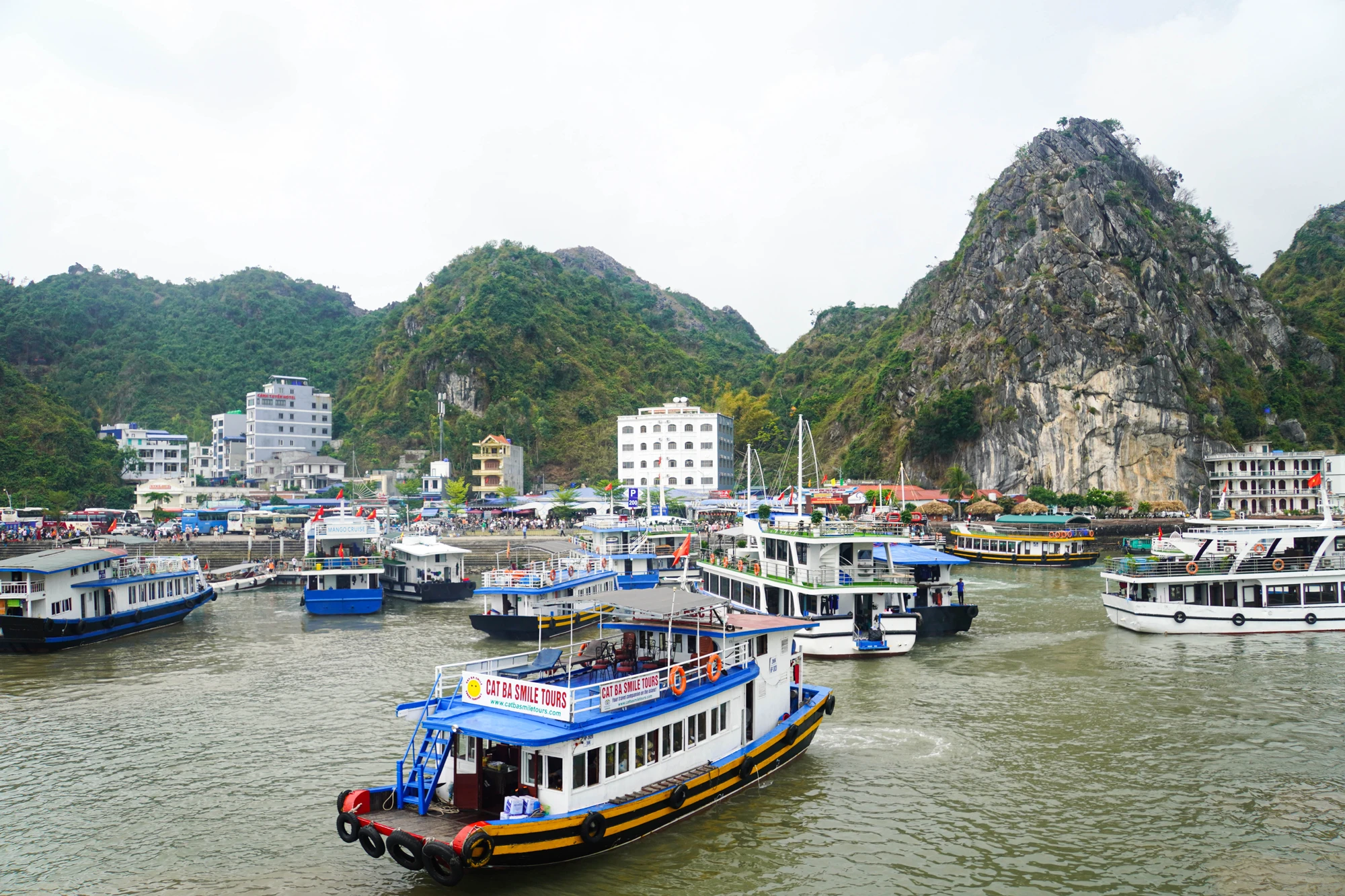 dao-cat-ba-dong-nuom-nuop-2-ngay-dau-ky-nghi-le-nhieu-du-khach-khong-tim-duoc-phong-6.JPG