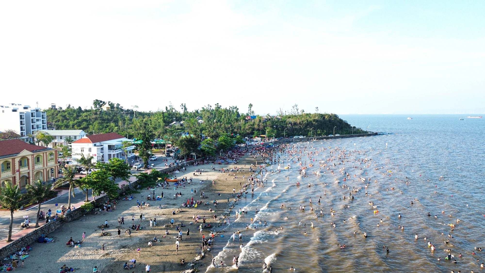 hai-phong-bien-do-son-dong-nghet-nguoi-3-ngay-nghi-le-don-36-van-luot-khach-4.JPG