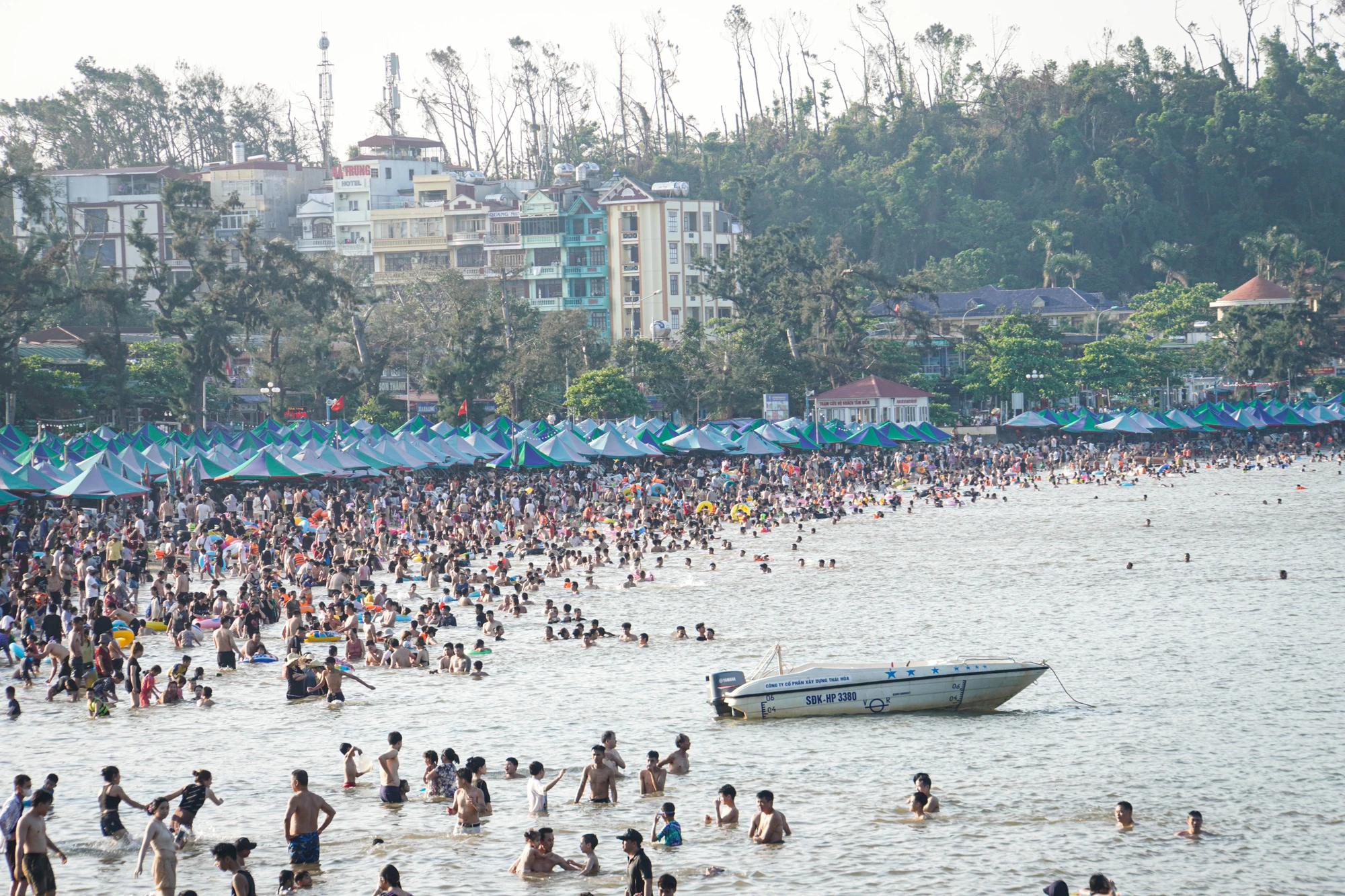 hai-phong-bien-do-son-dong-nghet-nguoi-3-ngay-nghi-le-don-36-van-luot-khach-6.JPG