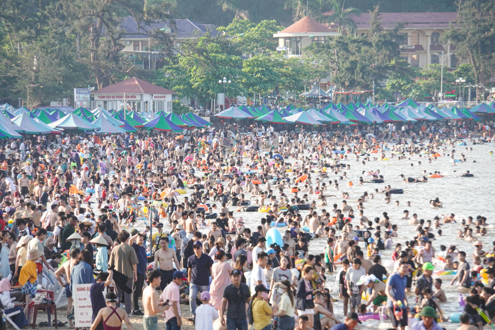 Hải Phòng: Biển Đồ Sơn đông nghẹt người, 3 ngày nghỉ lễ đón 36 vạn lượt khách