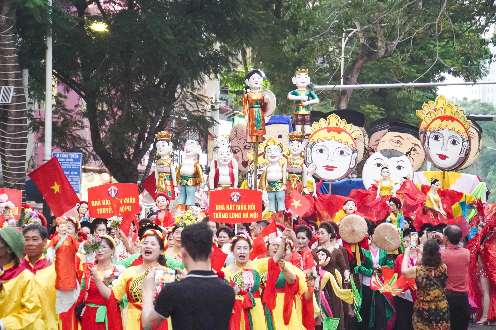 hang-nghin-nguoi-mac-ao-dai-co-phuc-dieu-hanh-hai-phong-ruc-ro-70-mua-hoa-11.JPG