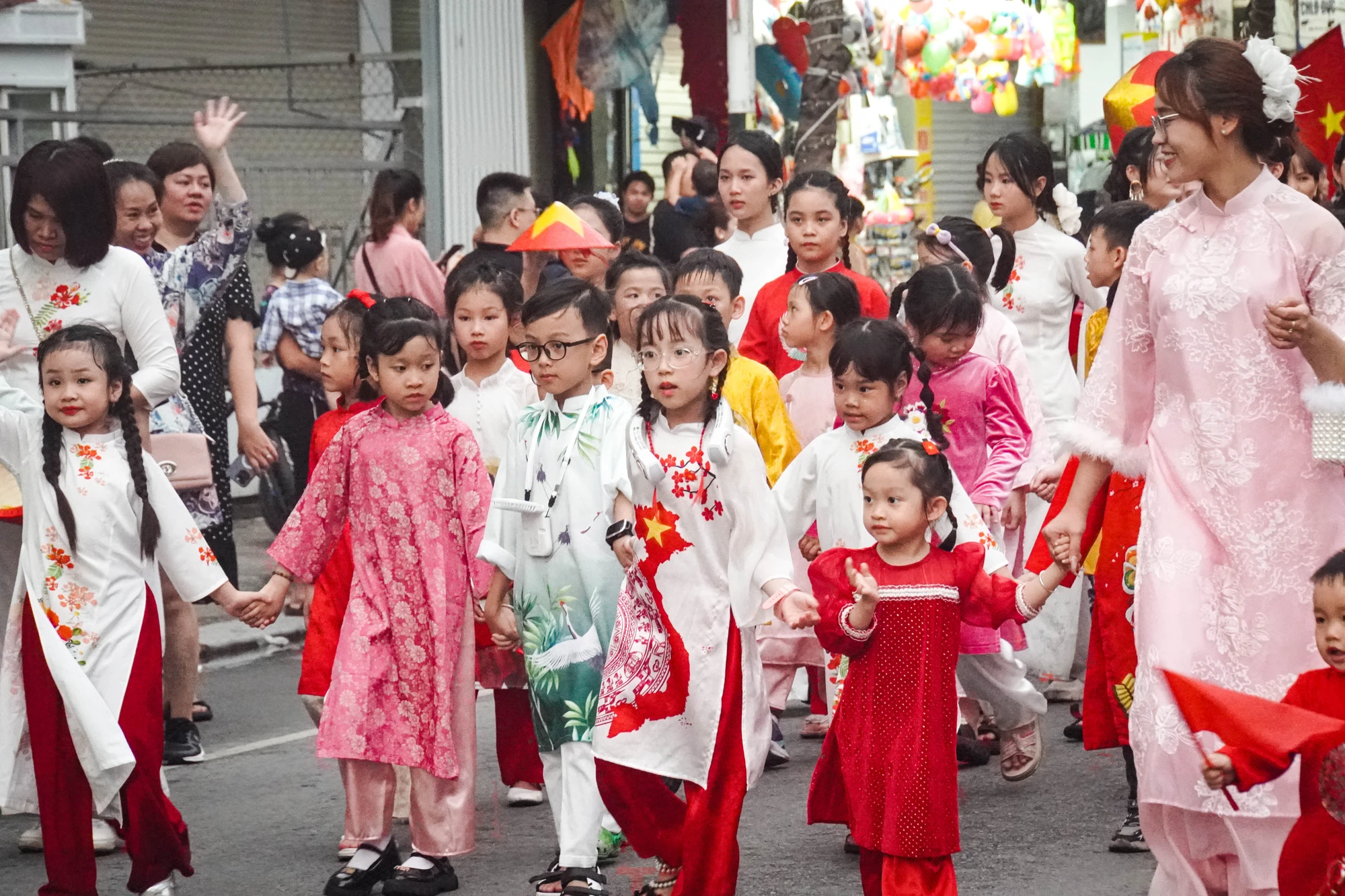 hang-nghin-nguoi-mac-ao-dai-co-phuc-dieu-hanh-hai-phong-ruc-ro-70-mua-hoa-13.JPG