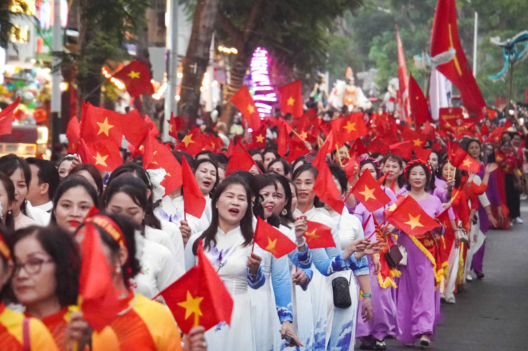 hang-nghin-nguoi-mac-ao-dai-co-phuc-dieu-hanh-hai-phong-ruc-ro-70-mua-hoa-14.JPG