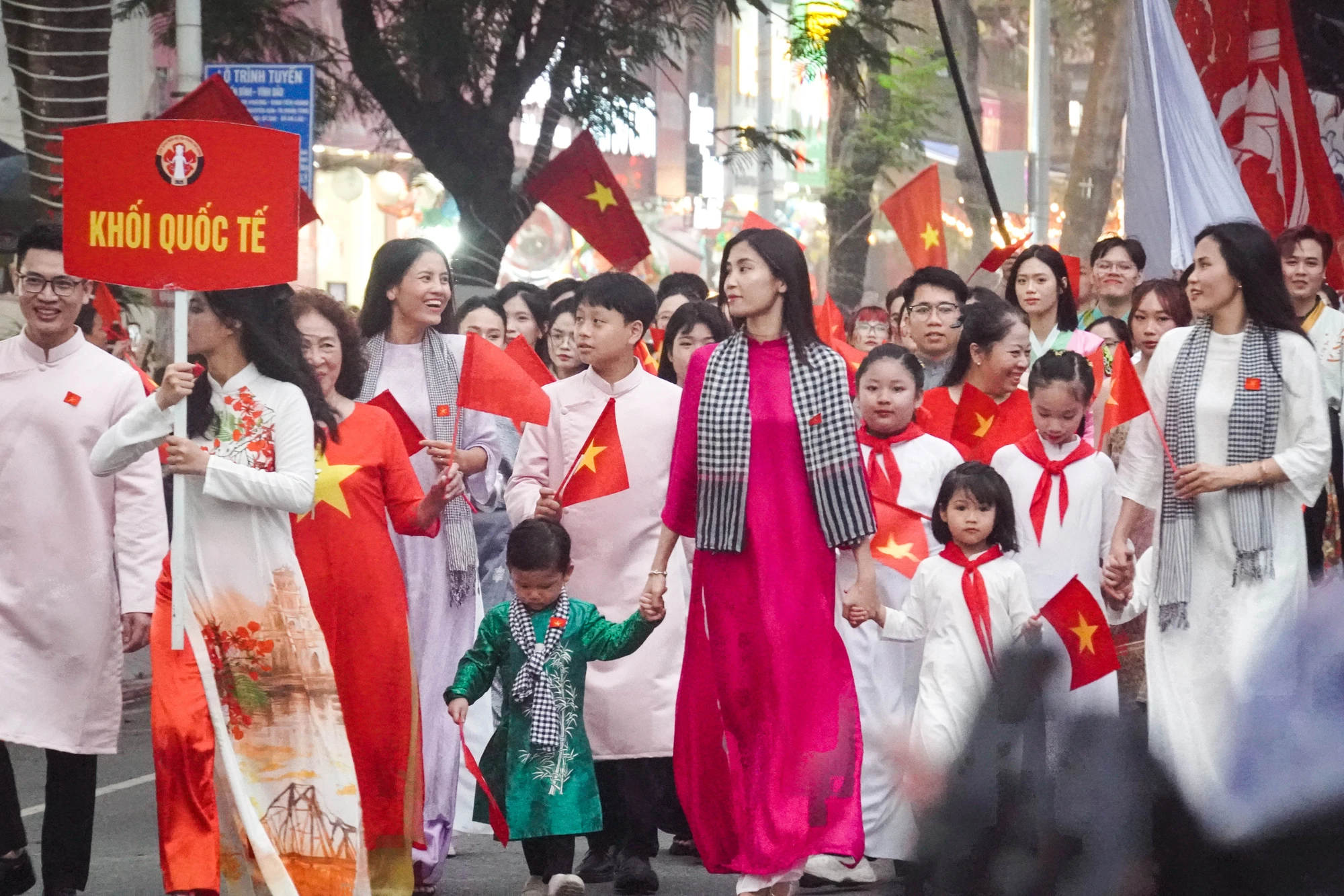hang-nghin-nguoi-mac-ao-dai-co-phuc-dieu-hanh-hai-phong-ruc-ro-70-mua-hoa-16.JPG