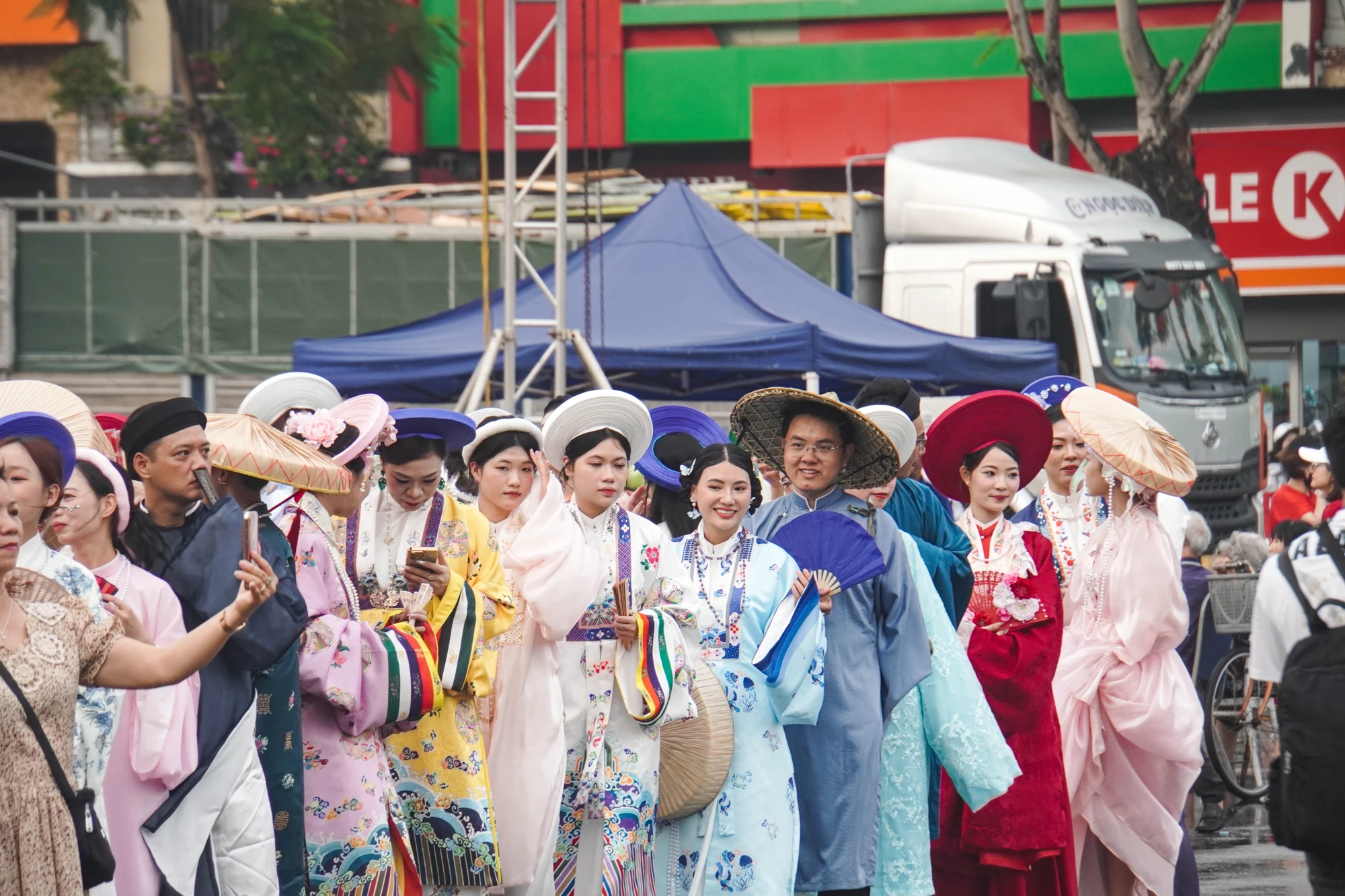 hang-nghin-nguoi-mac-ao-dai-co-phuc-dieu-hanh-hai-phong-ruc-ro-70-mua-hoa-2.JPG
