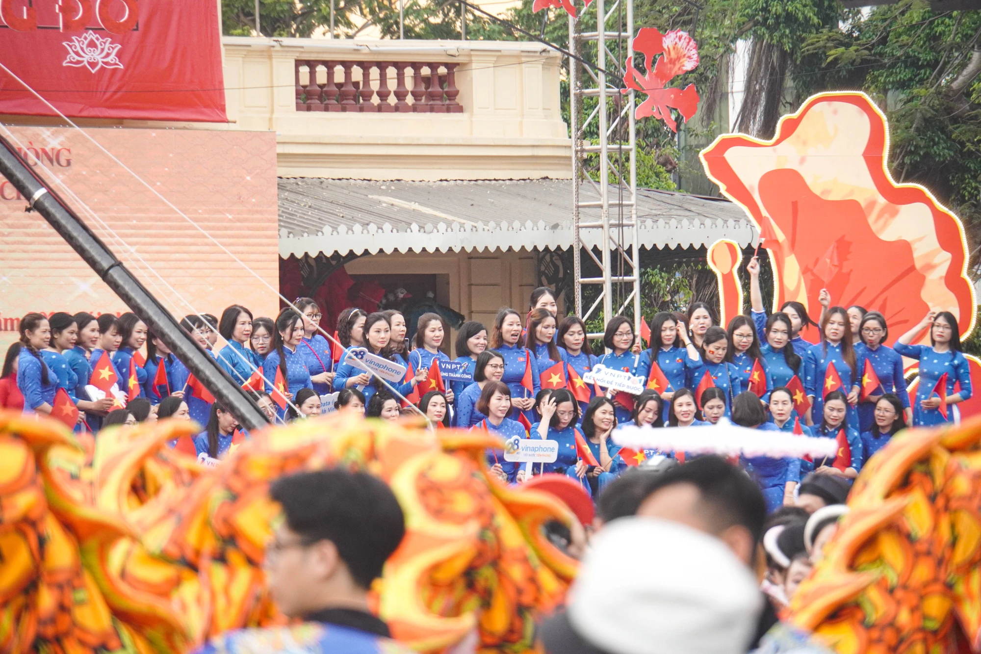 hang-nghin-nguoi-mac-ao-dai-co-phuc-dieu-hanh-hai-phong-ruc-ro-70-mua-hoa-3.JPG