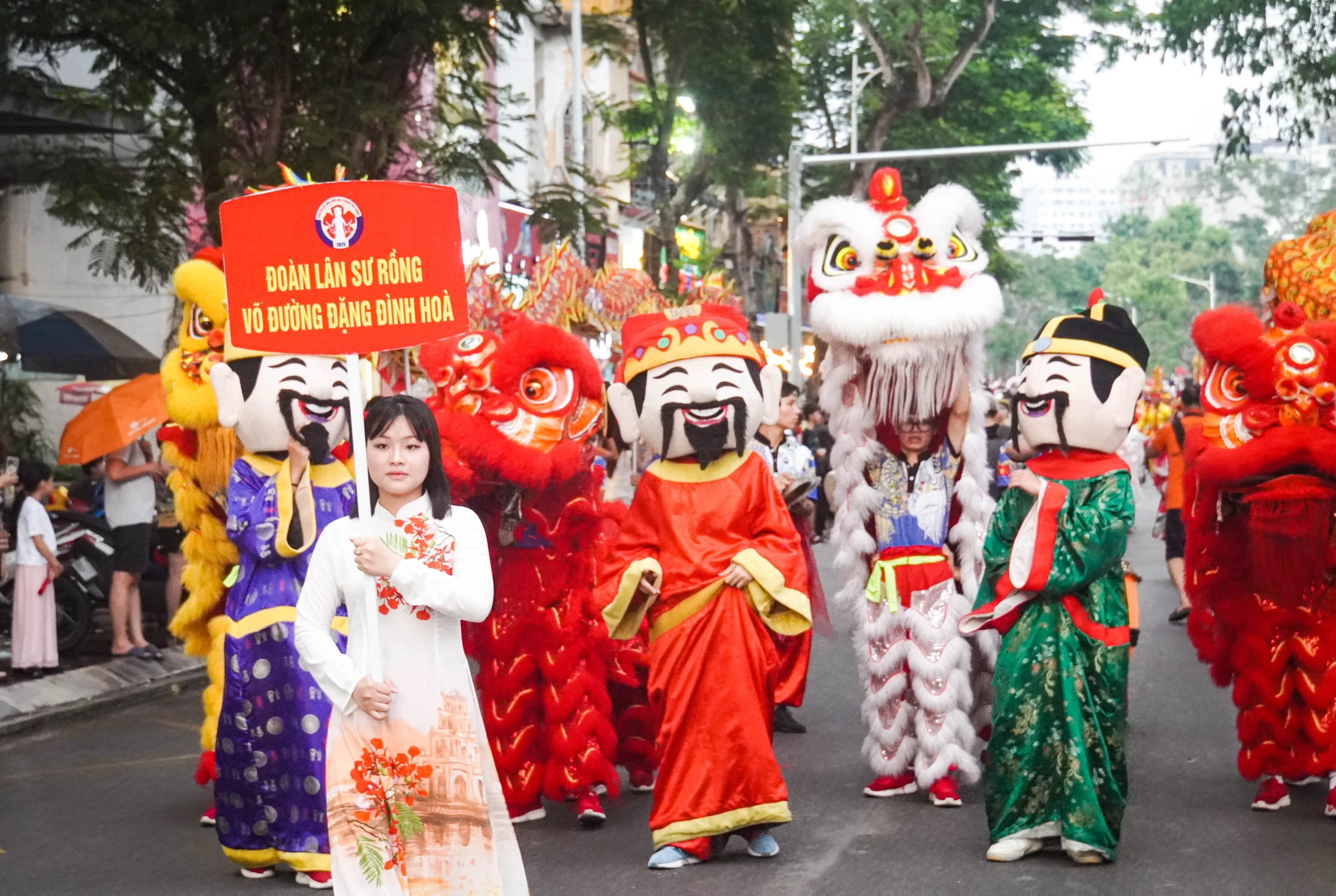 hang-nghin-nguoi-mac-ao-dai-co-phuc-dieu-hanh-hai-phong-ruc-ro-70-mua-hoa-4.JPG