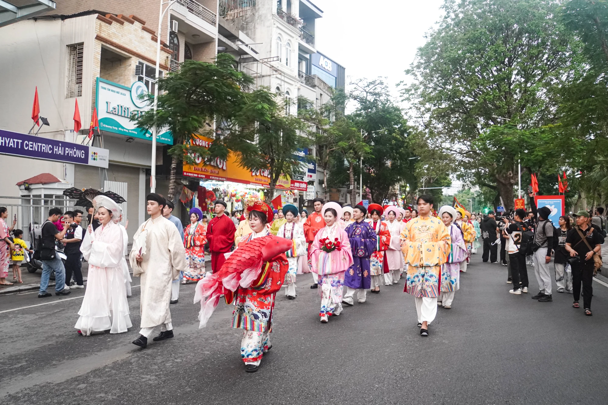 hang-nghin-nguoi-mac-ao-dai-co-phuc-dieu-hanh-hai-phong-ruc-ro-70-mua-hoa-5.JPG