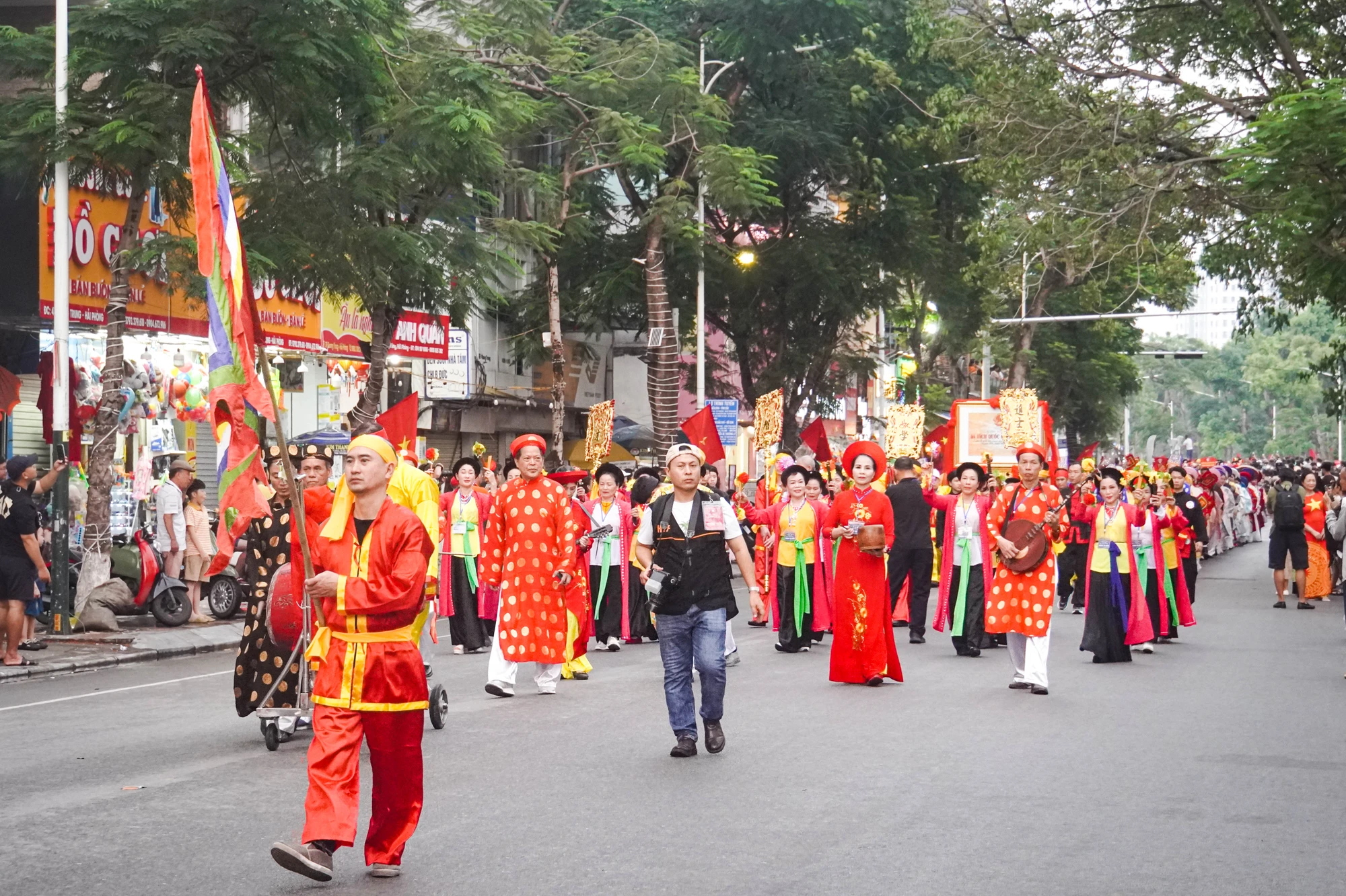 hang-nghin-nguoi-mac-ao-dai-co-phuc-dieu-hanh-hai-phong-ruc-ro-70-mua-hoa-6.JPG
