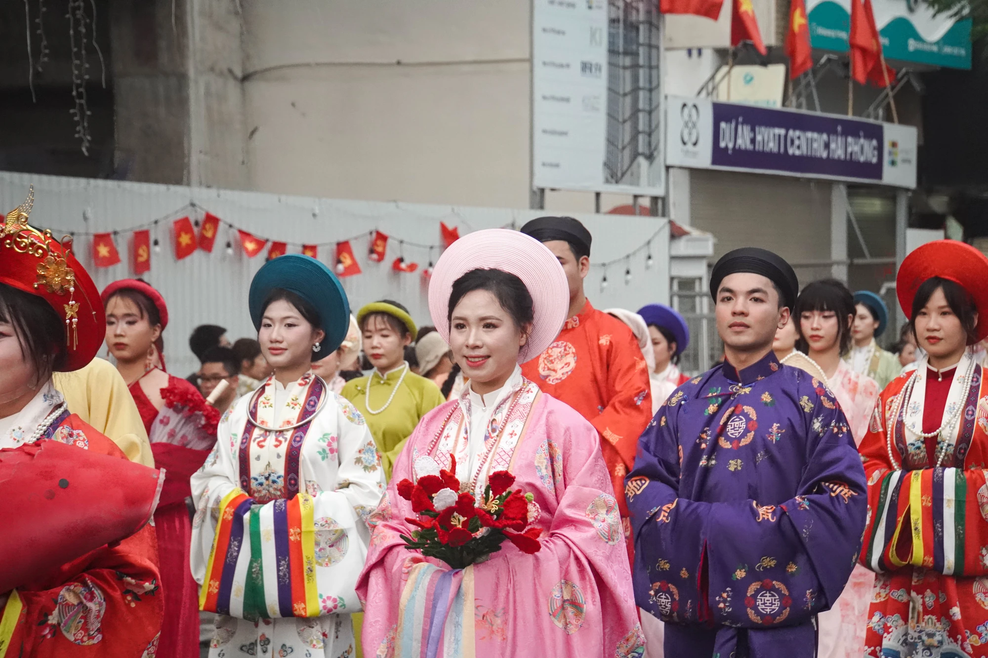 hang-nghin-nguoi-mac-ao-dai-co-phuc-dieu-hanh-hai-phong-ruc-ro-70-mua-hoa-7.JPG