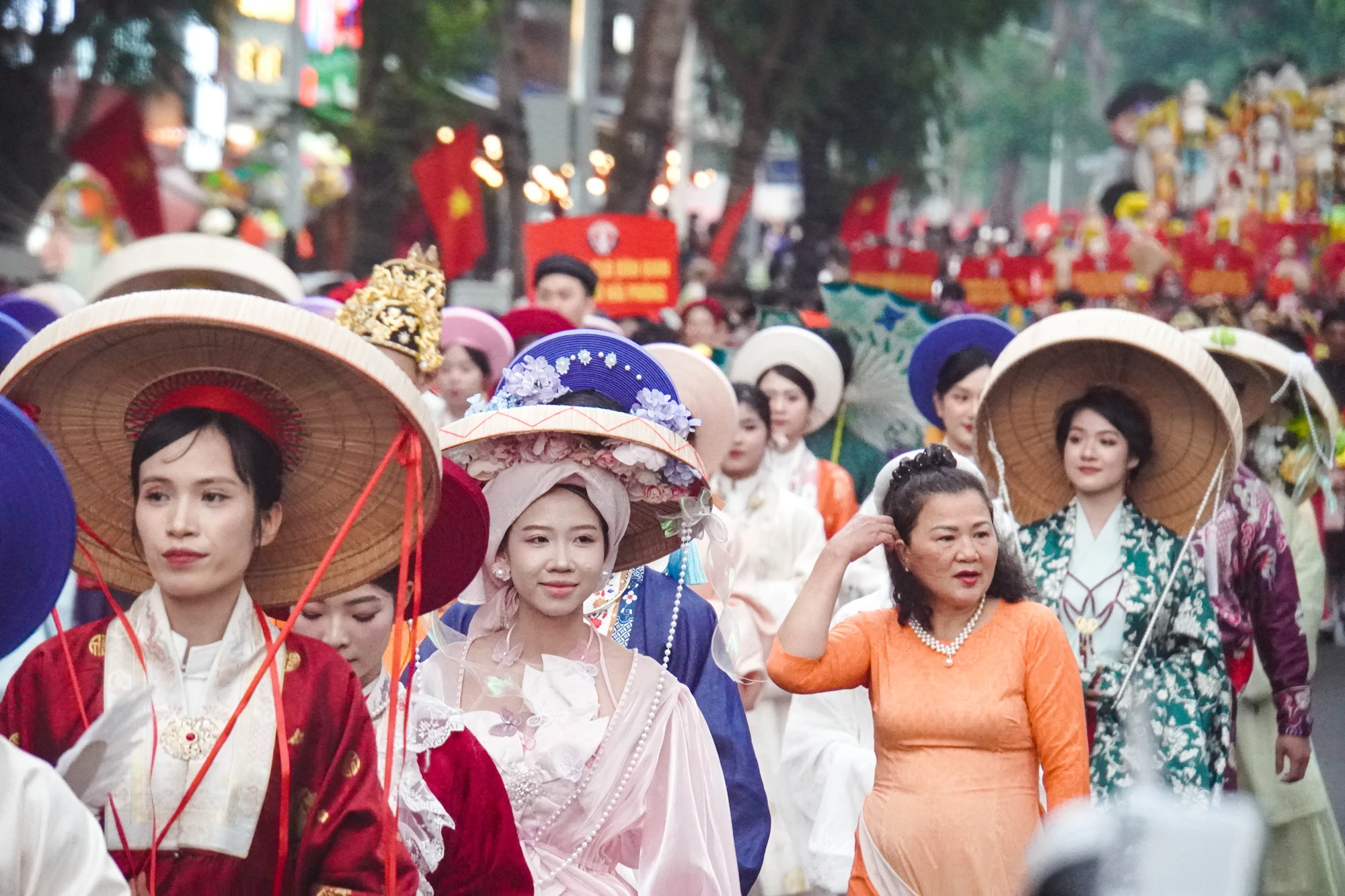 hang-nghin-nguoi-mac-ao-dai-co-phuc-dieu-hanh-hai-phong-ruc-ro-70-mua-hoa-9.JPG