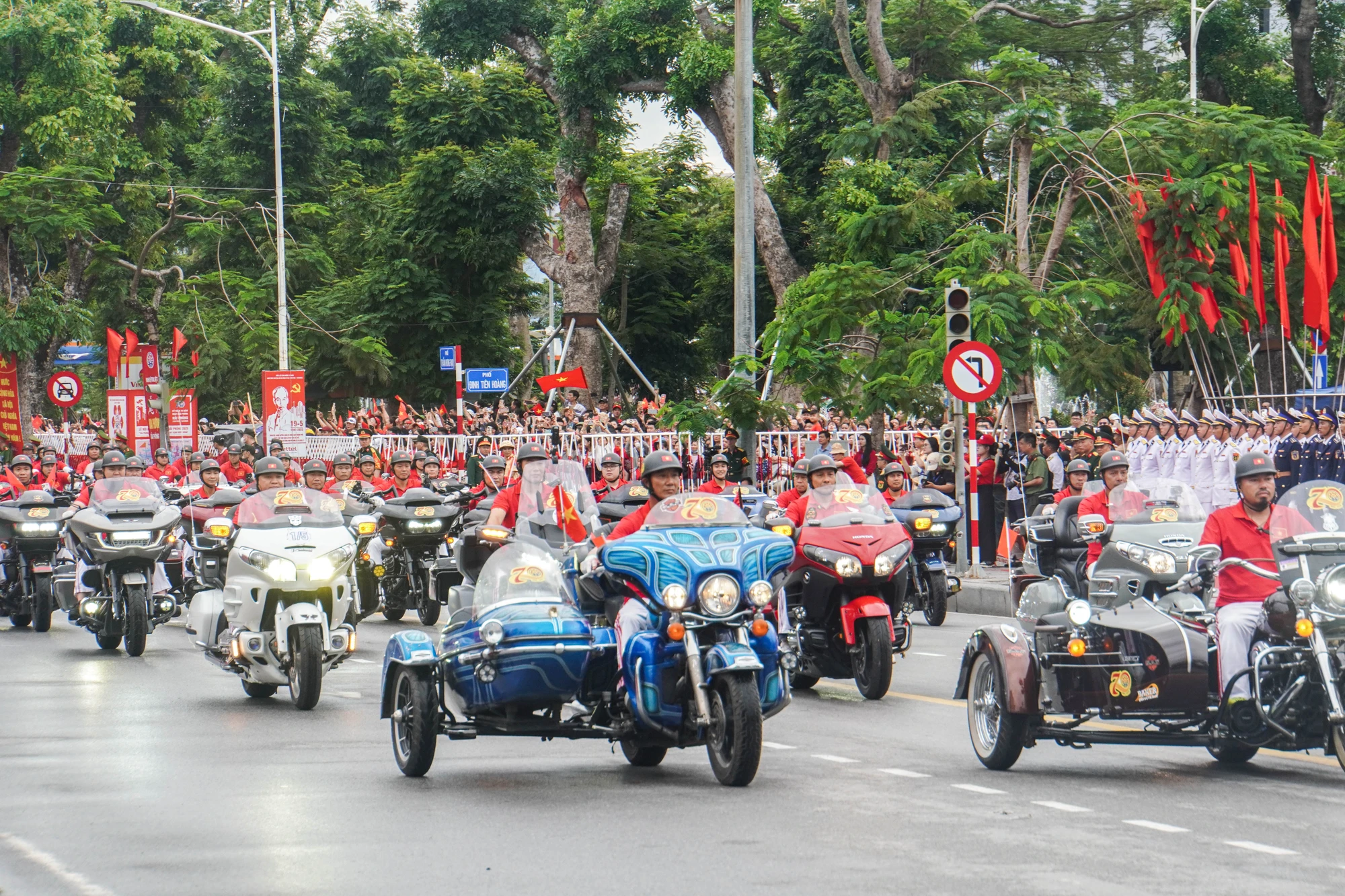 tu-hao-le-duyet-doi-ngu-va-dieu-hanh-quan-chung-chao-mung-ky-niem-70-nam-ngay-giai-phong-hai-phong-1.JPG