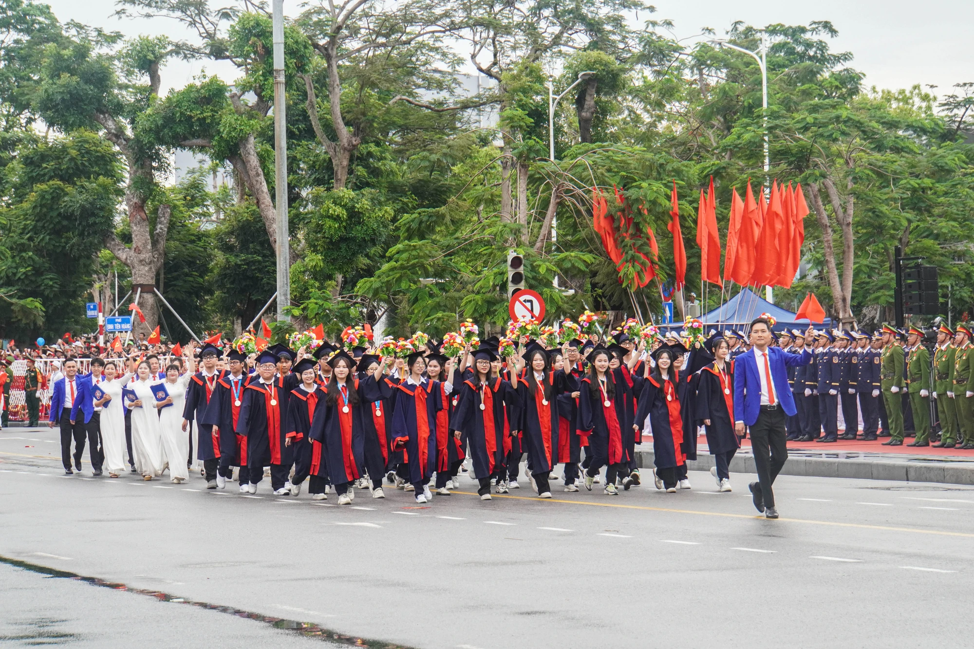 tu-hao-le-duyet-doi-ngu-va-dieu-hanh-quan-chung-chao-mung-ky-niem-70-nam-ngay-giai-phong-hai-phong-10.JPG