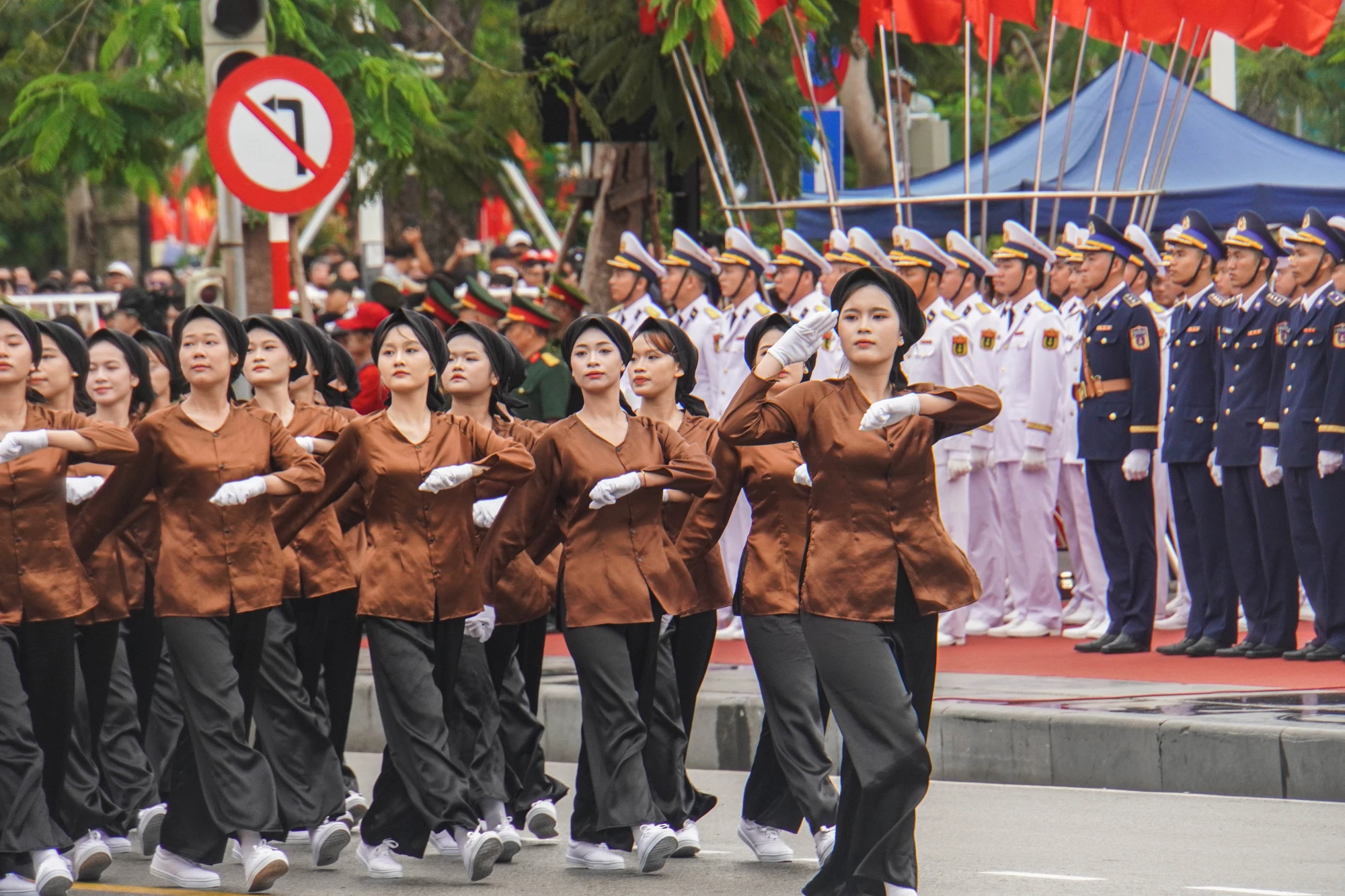 tu-hao-le-duyet-doi-ngu-va-dieu-hanh-quan-chung-chao-mung-ky-niem-70-nam-ngay-giai-phong-hai-phong-13.JPG