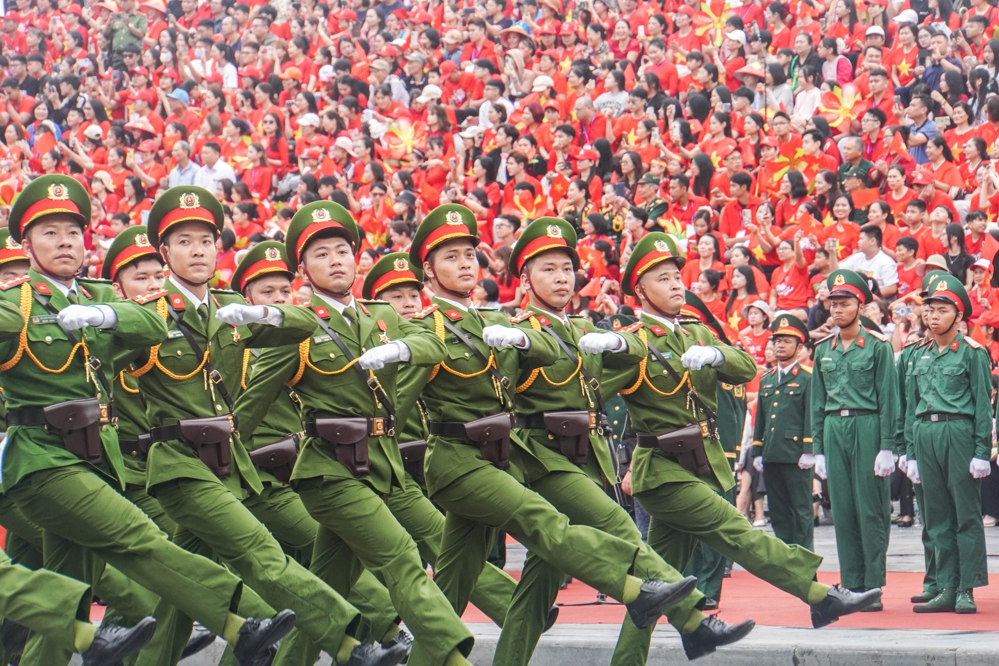 tu-hao-le-duyet-doi-ngu-va-dieu-hanh-quan-chung-chao-mung-ky-niem-70-nam-ngay-giai-phong-hai-phong-14.JPG