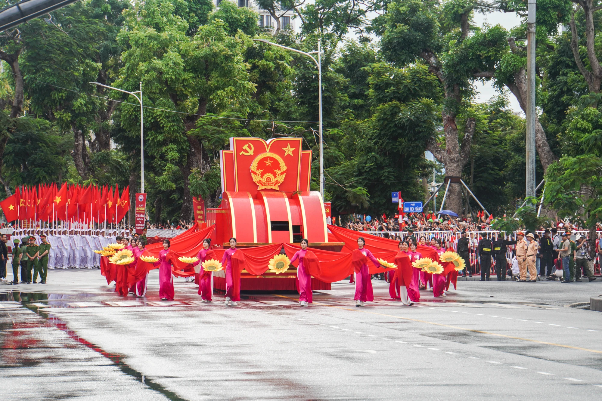 tu-hao-le-duyet-doi-ngu-va-dieu-hanh-quan-chung-chao-mung-ky-niem-70-nam-ngay-giai-phong-hai-phong-25.JPG