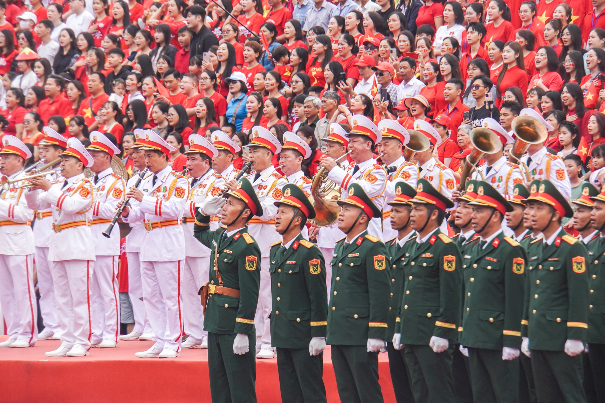 tu-hao-le-duyet-doi-ngu-va-dieu-hanh-quan-chung-chao-mung-ky-niem-70-nam-ngay-giai-phong-hai-phong-26.JPG