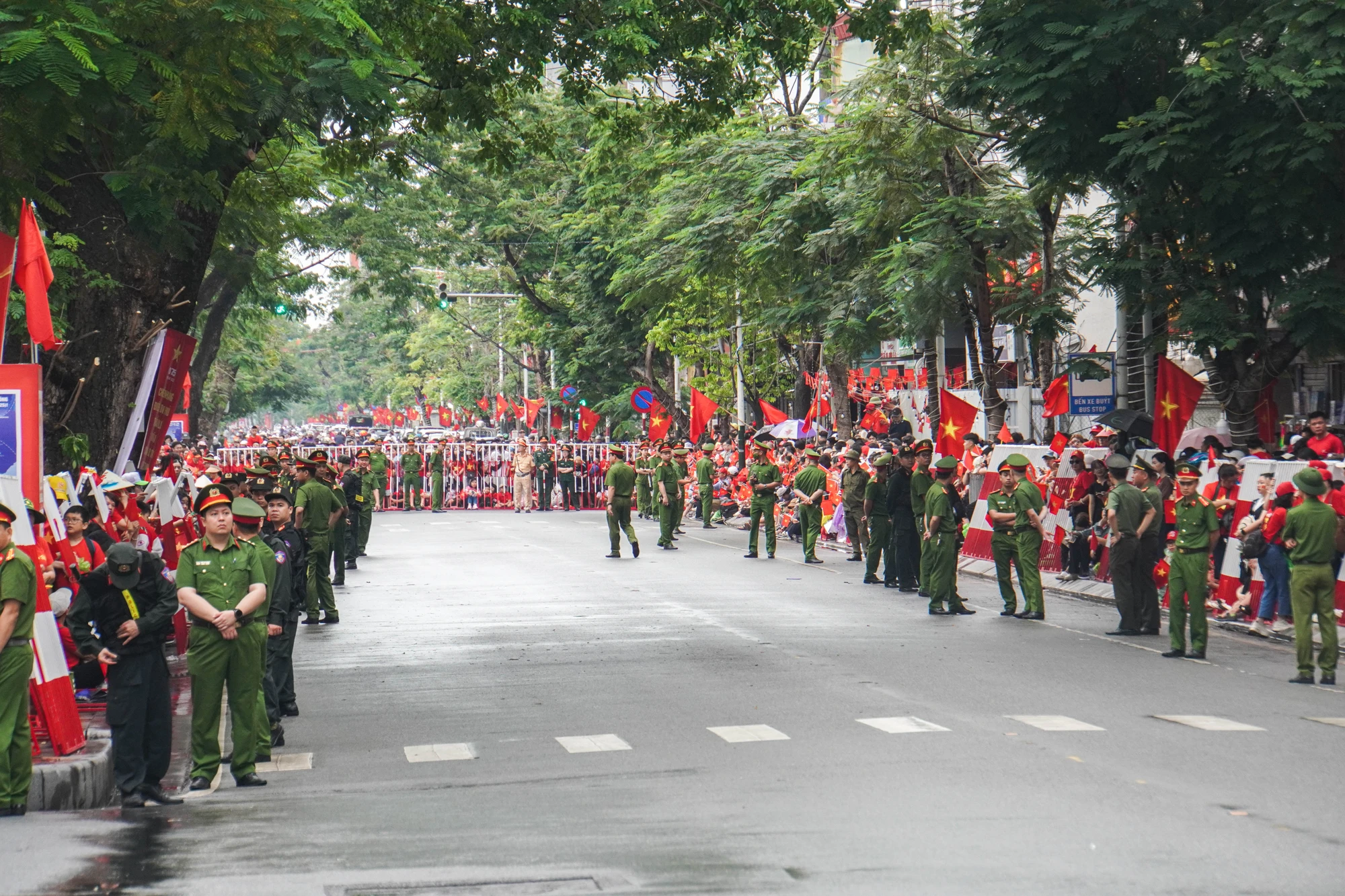 tu-hao-le-duyet-doi-ngu-va-dieu-hanh-quan-chung-chao-mung-ky-niem-70-nam-ngay-giai-phong-hai-phong-28.JPG