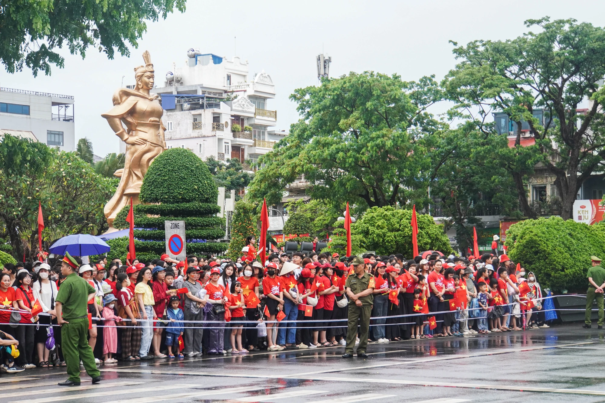 tu-hao-le-duyet-doi-ngu-va-dieu-hanh-quan-chung-chao-mung-ky-niem-70-nam-ngay-giai-phong-hai-phong-29.JPG