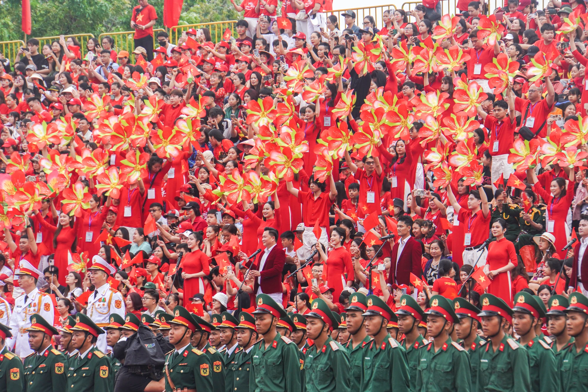 tu-hao-le-duyet-doi-ngu-va-dieu-hanh-quan-chung-chao-mung-ky-niem-70-nam-ngay-giai-phong-hai-phong-3.JPG