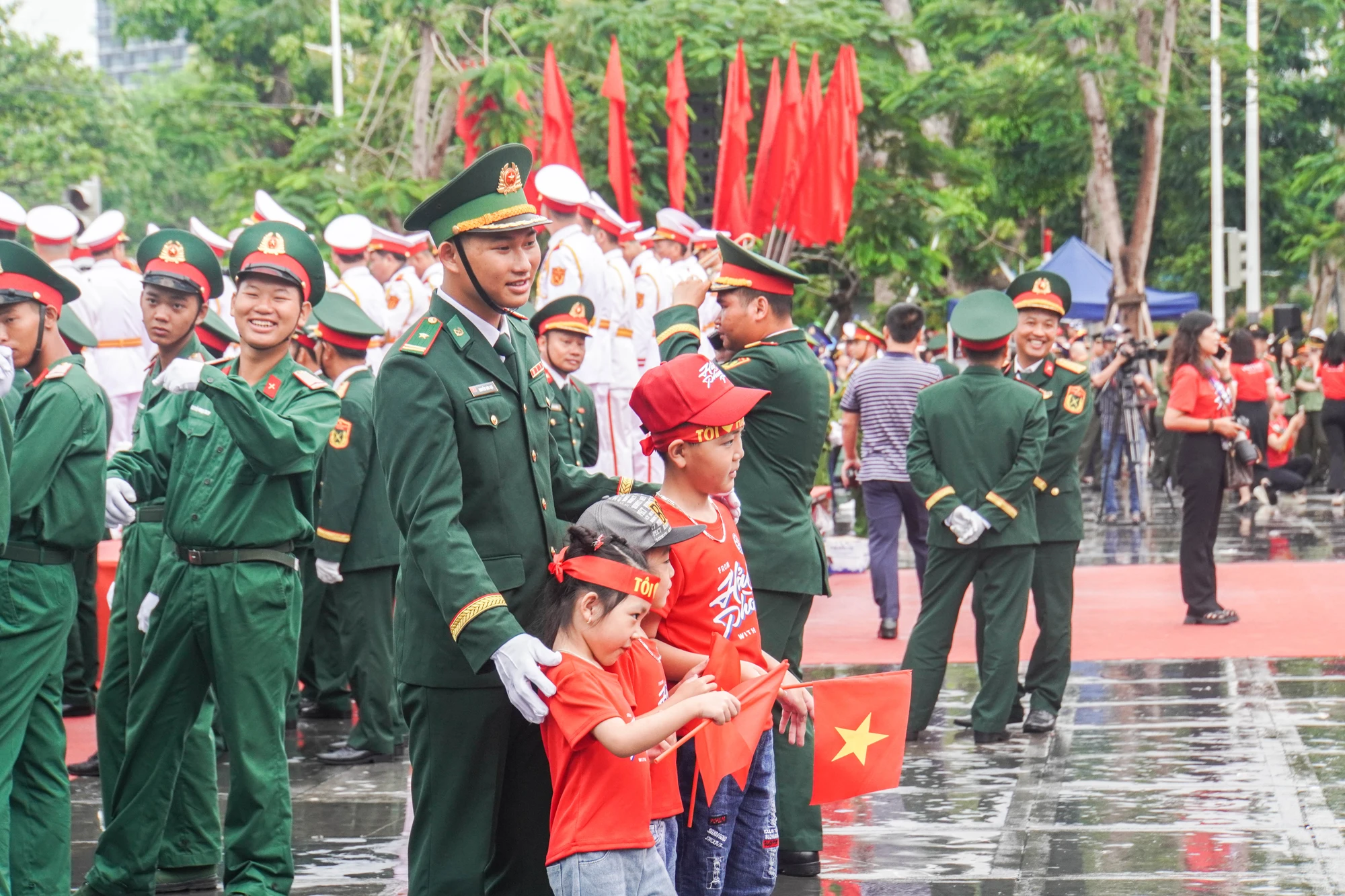 tu-hao-le-duyet-doi-ngu-va-dieu-hanh-quan-chung-chao-mung-ky-niem-70-nam-ngay-giai-phong-hai-phong-35.JPG