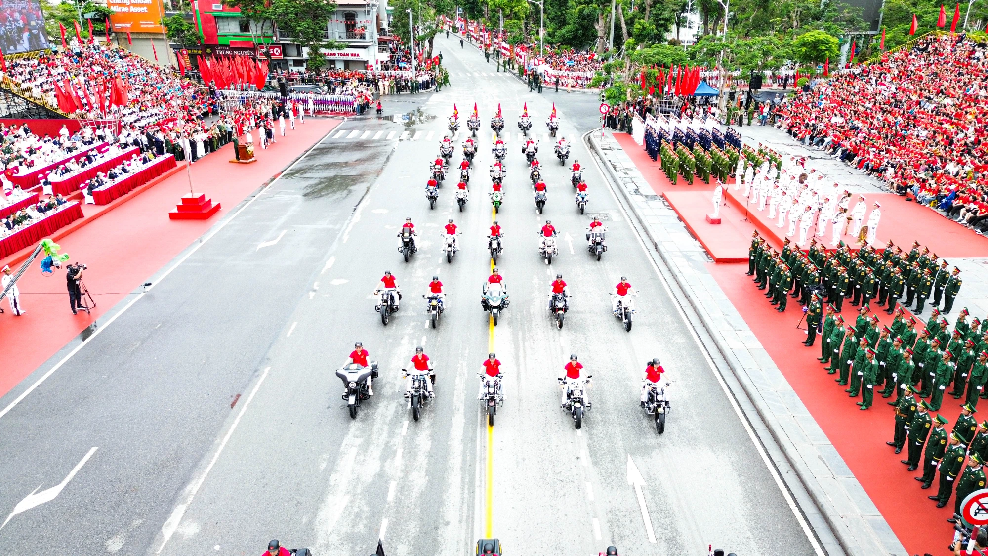 tu-hao-le-duyet-doi-ngu-va-dieu-hanh-quan-chung-chao-mung-ky-niem-70-nam-ngay-giai-phong-hai-phong-36.JPG