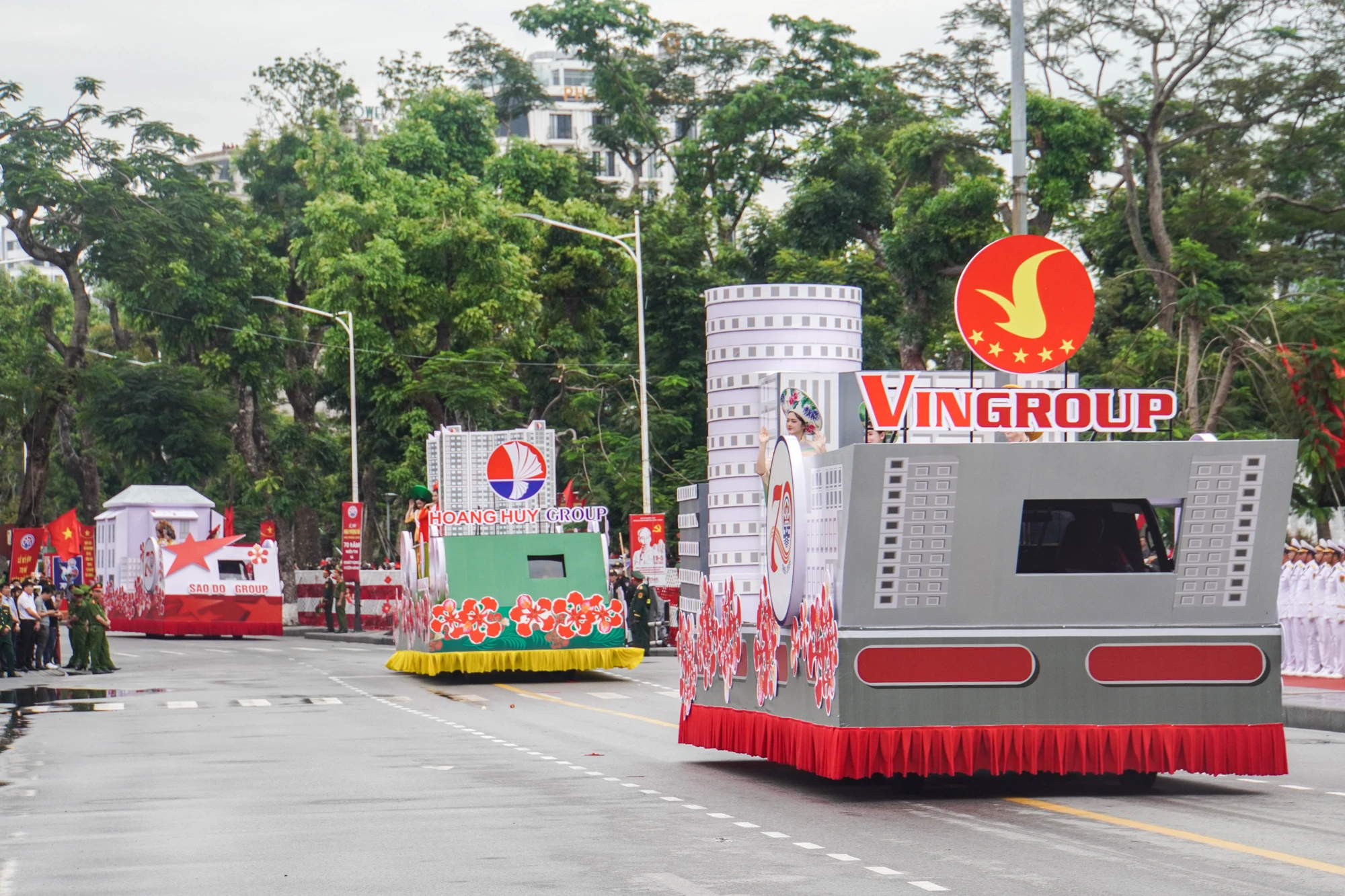 tu-hao-le-duyet-doi-ngu-va-dieu-hanh-quan-chung-chao-mung-ky-niem-70-nam-ngay-giai-phong-hai-phong-4.JPG