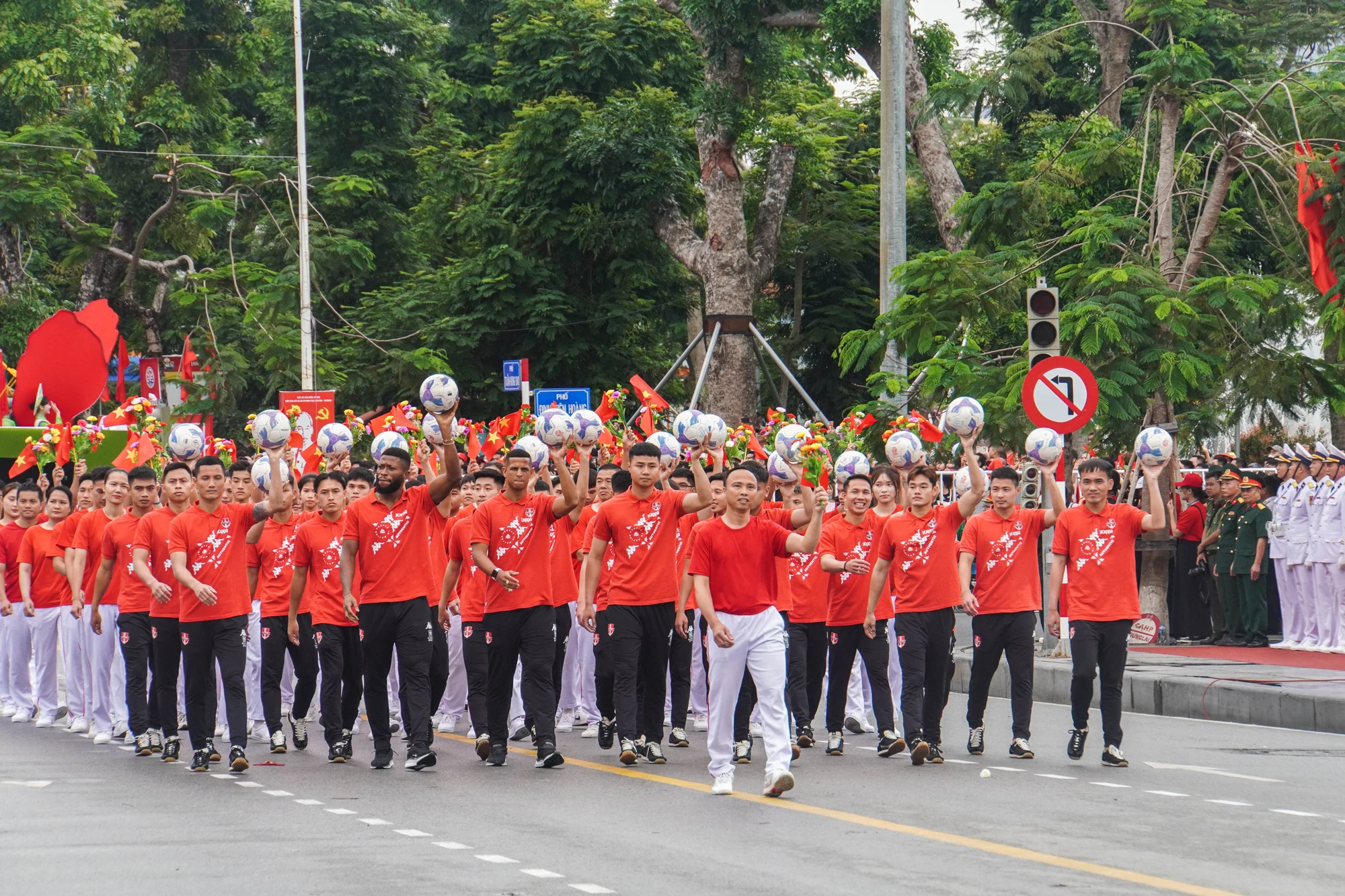 tu-hao-le-duyet-doi-ngu-va-dieu-hanh-quan-chung-chao-mung-ky-niem-70-nam-ngay-giai-phong-hai-phong-5.JPG