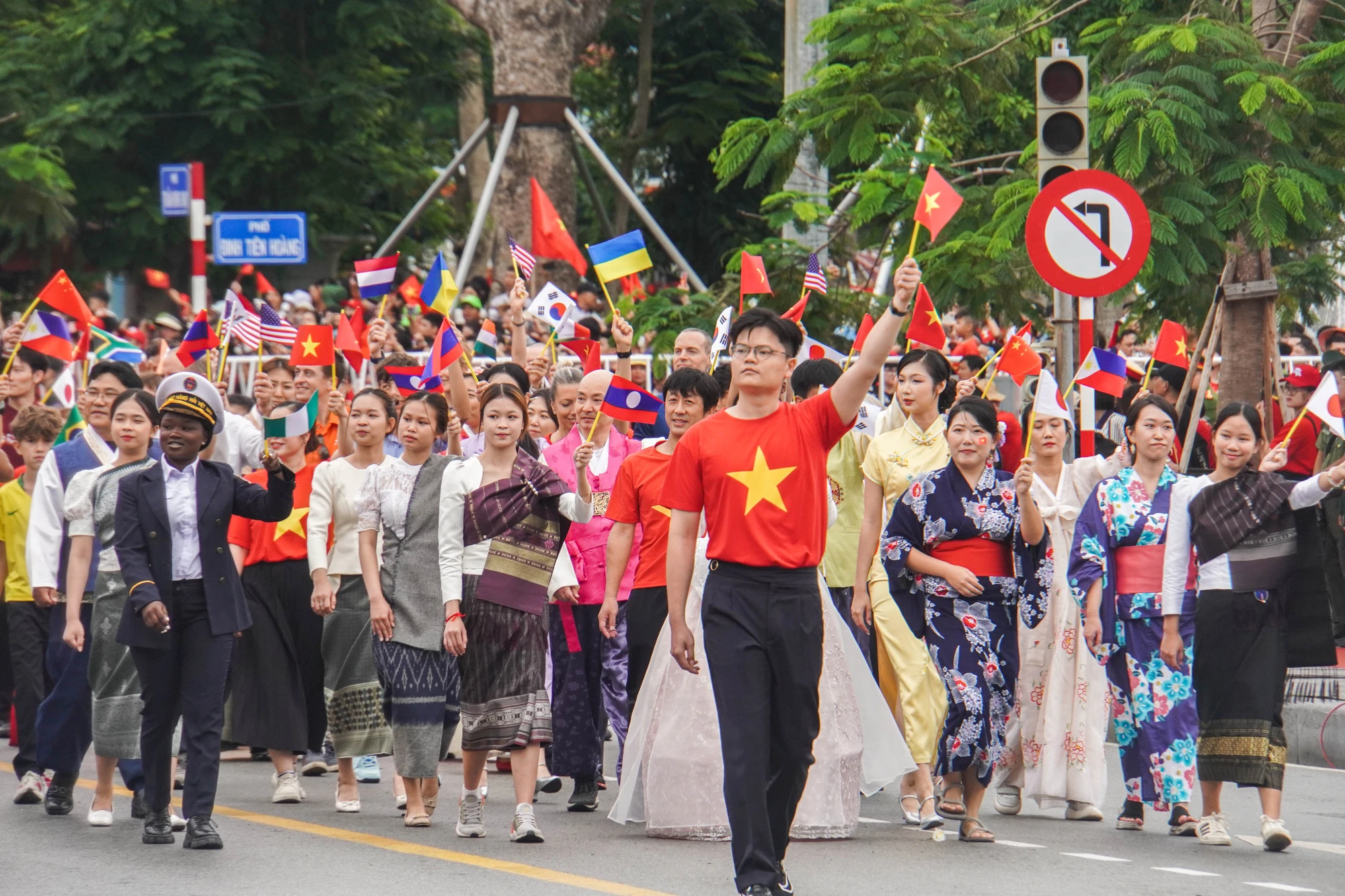 tu-hao-le-duyet-doi-ngu-va-dieu-hanh-quan-chung-chao-mung-ky-niem-70-nam-ngay-giai-phong-hai-phong-6.JPG
