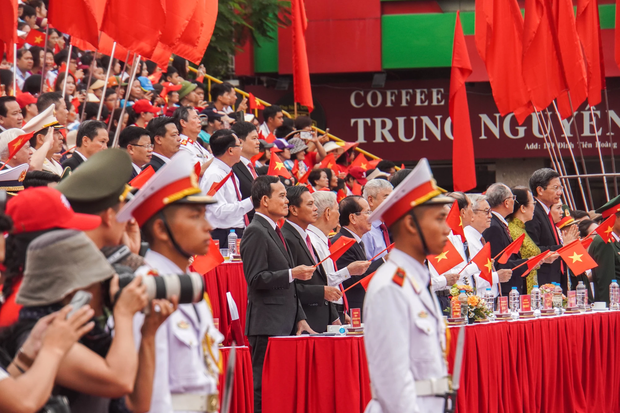 tu-hao-le-duyet-doi-ngu-va-dieu-hanh-quan-chung-chao-mung-ky-niem-70-nam-ngay-giai-phong-hai-phong-8.JPG